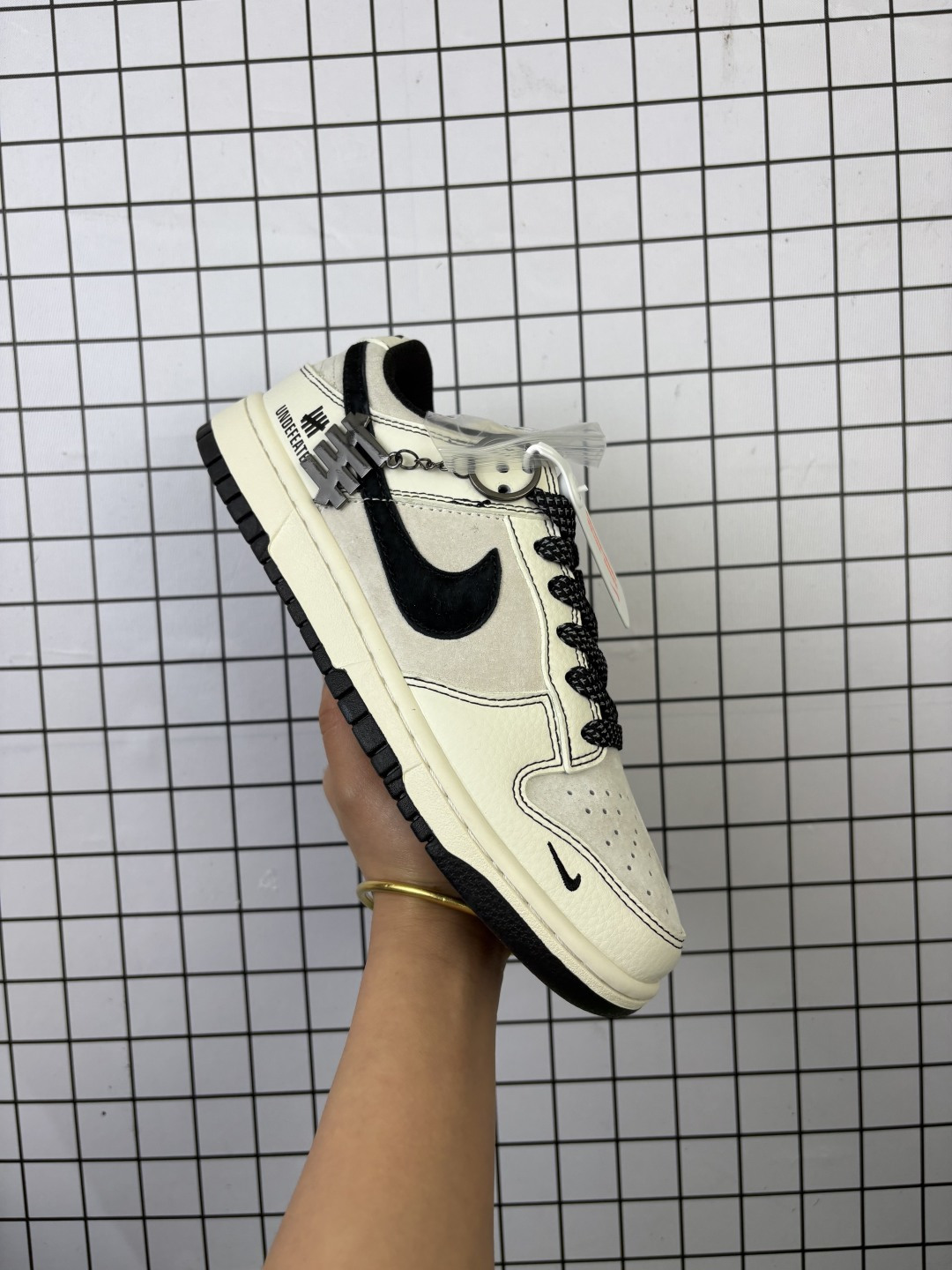 💰150
Nike/耐克 男女鞋真标半码制，全新2021版更新数据窄楦翘头版型，采用荔枝纹牛剖革组合猪巴革鞋面材质，缜密拉帮中底布，鞋垫嵌EVA缓震物料及背胶，全新窄版翘头耐磨橡胶大底❗️定制联名美潮鼻祖品牌/五杠UNDEFEATED x Nike By You SB Dunk Low Retro SP扣篮系列低帮休闲运动滑板板鞋“联名米白黑线五杠子 BB7518-004

类型：男女鞋
码数：36 36.5 37.5 38 38.5 39 40 40.5 41 42 42.5 43 44 45
编码头H