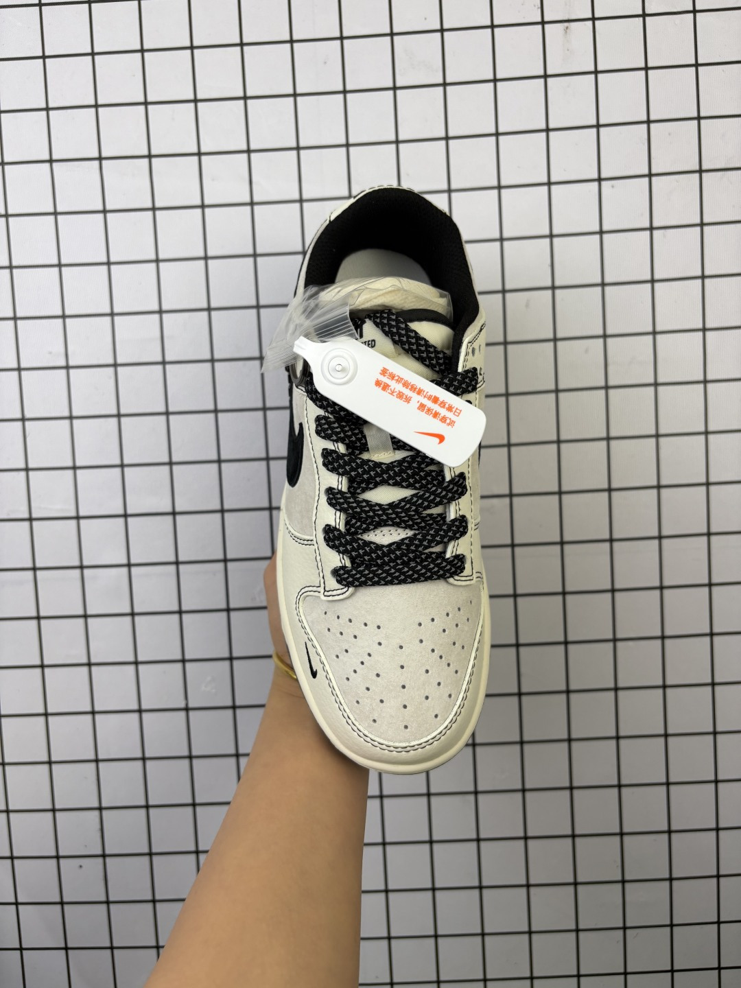 💰150
Nike/耐克 男女鞋真标半码制，全新2021版更新数据窄楦翘头版型，采用荔枝纹牛剖革组合猪巴革鞋面材质，缜密拉帮中底布，鞋垫嵌EVA缓震物料及背胶，全新窄版翘头耐磨橡胶大底❗️定制联名美潮鼻祖品牌/五杠UNDEFEATED x Nike By You SB Dunk Low Retro SP扣篮系列低帮休闲运动滑板板鞋“联名米白黑线五杠子 BB7518-004

类型：男女鞋
码数：36 36.5 37.5 38 38.5 39 40 40.5 41 42 42.5 43 44 45
编码头H