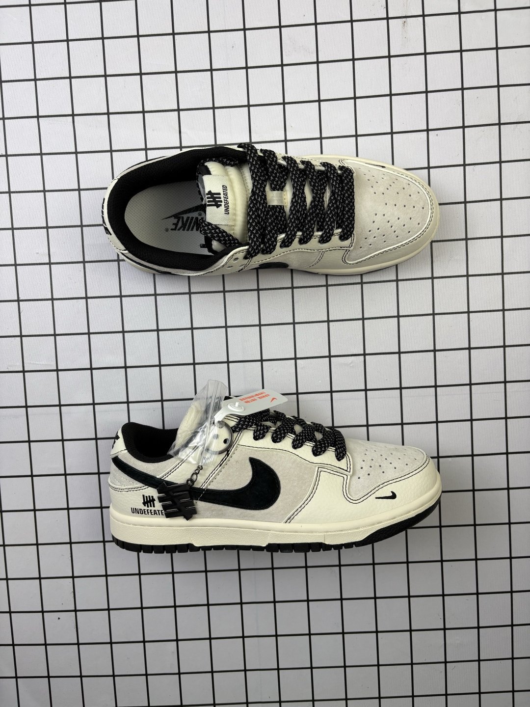 💰150
Nike/耐克 男女鞋真标半码制，全新2021版更新数据窄楦翘头版型，采用荔枝纹牛剖革组合猪巴革鞋面材质，缜密拉帮中底布，鞋垫嵌EVA缓震物料及背胶，全新窄版翘头耐磨橡胶大底❗️定制联名美潮鼻祖品牌/五杠UNDEFEATED x Nike By You SB Dunk Low Retro SP扣篮系列低帮休闲运动滑板板鞋“联名米白黑线五杠子 BB7518-004

类型：男女鞋
码数：36 36.5 37.5 38 38.5 39 40 40.5 41 42 42.5 43 44 45
编码头H