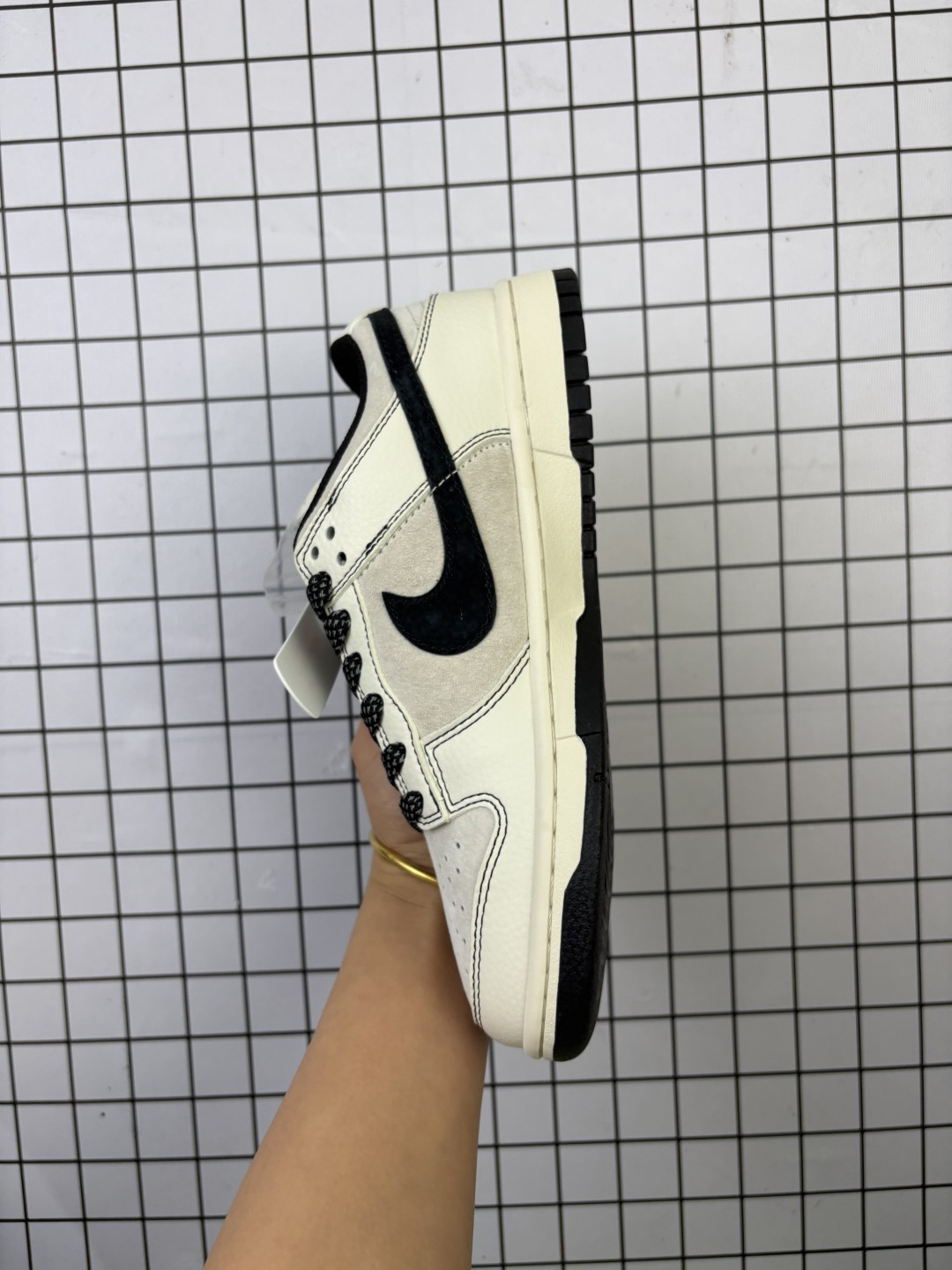 💰150
Nike/耐克 男女鞋真标半码制，全新2021版更新数据窄楦翘头版型，采用荔枝纹牛剖革组合猪巴革鞋面材质，缜密拉帮中底布，鞋垫嵌EVA缓震物料及背胶，全新窄版翘头耐磨橡胶大底❗️定制联名美潮鼻祖品牌/五杠UNDEFEATED x Nike By You SB Dunk Low Retro SP扣篮系列低帮休闲运动滑板板鞋“联名米白黑线五杠子 BB7518-004

类型：男女鞋
码数：36 36.5 37.5 38 38.5 39 40 40.5 41 42 42.5 43 44 45
编码头H