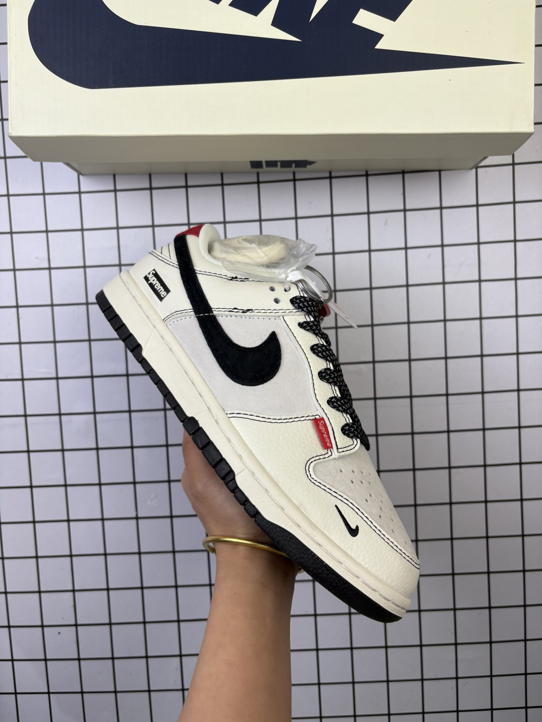 🈴💰150
Nike/耐克 男女鞋真标半码制，全新2021版更新数据窄楦翘头版型，采用荔枝纹牛剖革组合猪巴革鞋面材质，缜密拉帮中底布，鞋垫嵌EVA缓震物料及背胶，全新窄版翘头耐磨橡胶大底❗️定制联名美潮鼻祖品牌/五杠UNDEFEATED x Nike By You SB Dunk Low Retro SP扣篮系列低帮休闲运动滑板板鞋“联名米白黑线五杠子 BB7518-004

类型：男女鞋
码数：36 36.5 37.5 38 38.5 39 40 40.5 41 42 42.5 43 44 45
编码头H