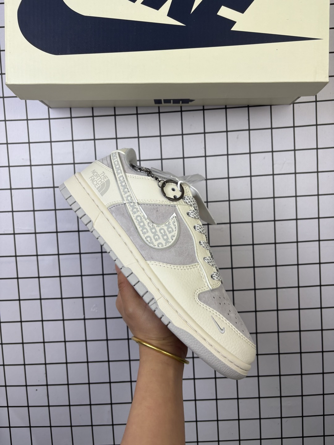 🈴💰150
Nike/耐克 男女鞋真标半码制，全新2021版更新数据窄楦翘头版型，采用荔枝纹牛剖革组合猪巴革鞋面材质，缜密拉帮中底布，鞋垫嵌EVA缓震物料及背胶，全新窄版翘头耐磨橡胶大底❗️定制联名美潮鼻祖品牌/五杠UNDEFEATED x Nike By You SB Dunk Low Retro SP扣篮系列低帮休闲运动滑板板鞋“联名米白黑线五杠子 BB7518-004

类型：男女鞋
码数：36 36.5 37.5 38 38.5 39 40 40.5 41 42 42.5 43 44 45
编码头H