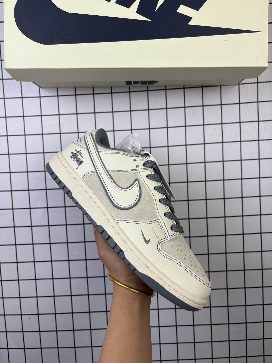 🈴💰150
Nike/耐克 男女鞋真标半码制，全新2021版更新数据窄楦翘头版型，采用荔枝纹牛剖革组合猪巴革鞋面材质，缜密拉帮中底布，鞋垫嵌EVA缓震物料及背胶，全新窄版翘头耐磨橡胶大底❗️定制联名美潮鼻祖品牌/五杠UNDEFEATED x Nike By You SB Dunk Low Retro SP扣篮系列低帮休闲运动滑板板鞋“联名米白黑线五杠子 BB7518-004

类型：男女鞋
码数：36 36.5 37.5 38 38.5 39 40 40.5 41 42 42.5 43 44 45
编码头H