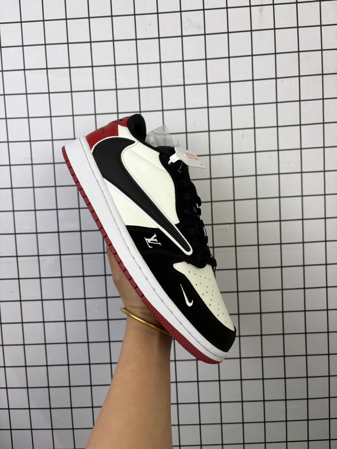 💰150
【公司级】真标 耐克/Nike Air Jordan 1 Low OG SP"Military Blue"AJ1乔1倒勾 2025年新款 蛇年新款 路易威登联名 低帮篮球鞋 AJ1 乔丹1代 aj1 乔1 反向脚趾复古运动鞋。潮鞋推荐好看不贵 我家鞋子质量超好 爆款 乔丹代经典低帮化文百搭休闲动运篮球鞋“TS藤浩原联名闪电倒钩”采用软纳质帕头层皮革面鞋材质,中注底胶孔及缜密中拉底帮工艺,内置垫气及耐磨橡胶大底。亮点之处在于鞋侧的倒置 Swoosh。错版灵感来源于洛杉矶球鞋店铺收到一双特别的错版勾子倒过来,研发出反向勾的设计。
货号:LX1988
码数:36-46
编码: 旭D