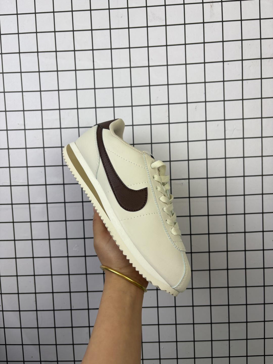 💰105
✅Nike Classic Cortez 耐克经典轻便舒适男子阿甘鞋休闲跑步鞋运动鞋
纯粹而执着的精神 使得Cortez种在了一代人的心里 无论是否喜欢它复古的鞋型
货号:DN1791-108
尺码:36-45
编码554