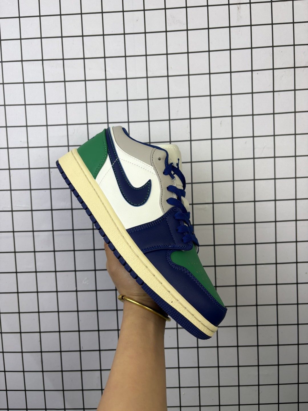 💰100 Air Jordan 1 Low 低帮 白蓝绿 AJ1 乔丹1代 aj1 乔1 低邦 白绿蓝 乔丹篮球鞋系列 整双鞋选用白绿蓝配色示人并辅以皮质鞋面，鞋面、后跟采用绿色皮革打造，搭配蓝色框架覆盖层，鞋身两侧Swoosbh Logo采用蓝色点缀，鞋中部则以白色填充，鞋舌上Jumpman Logo也以蓝色刺绣呈现，后跟Wings Logo辅以蓝色刺绣妆点，最后以做旧氧化中底搭配蓝色橡胶外底完善整体设计收尾。 男货号：553558-147 女货号：553560-147 尺码：36 36.5 37.5 38 38.5 39 40 40.5 41 42 42.5 43 44 44.5 45 46 编码554