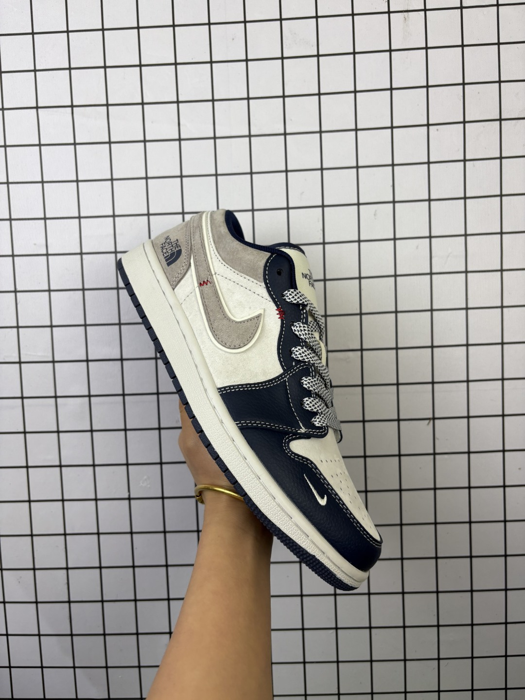 💰150
Jordan/乔丹 男女鞋真标半码制，采用软质荔枝纹牛剖革组合猪巴革鞋面材质，缜密拉帮中底布，鞋垫嵌EVA缓震物料及背胶，内置气垫及耐磨橡胶大底❗️创意定制联名配色,著名户外品牌·北面/The North Face x Nike Air Jordan 1 Low OG"CDG"AJ1乔丹一代经典低帮文化百搭休闲运动篮球鞋 DM9188-015

类型：男女鞋
码数：36 36.5 37 38 38.5 39 40 40.5 41 42 42.5 43 44 45
编码577