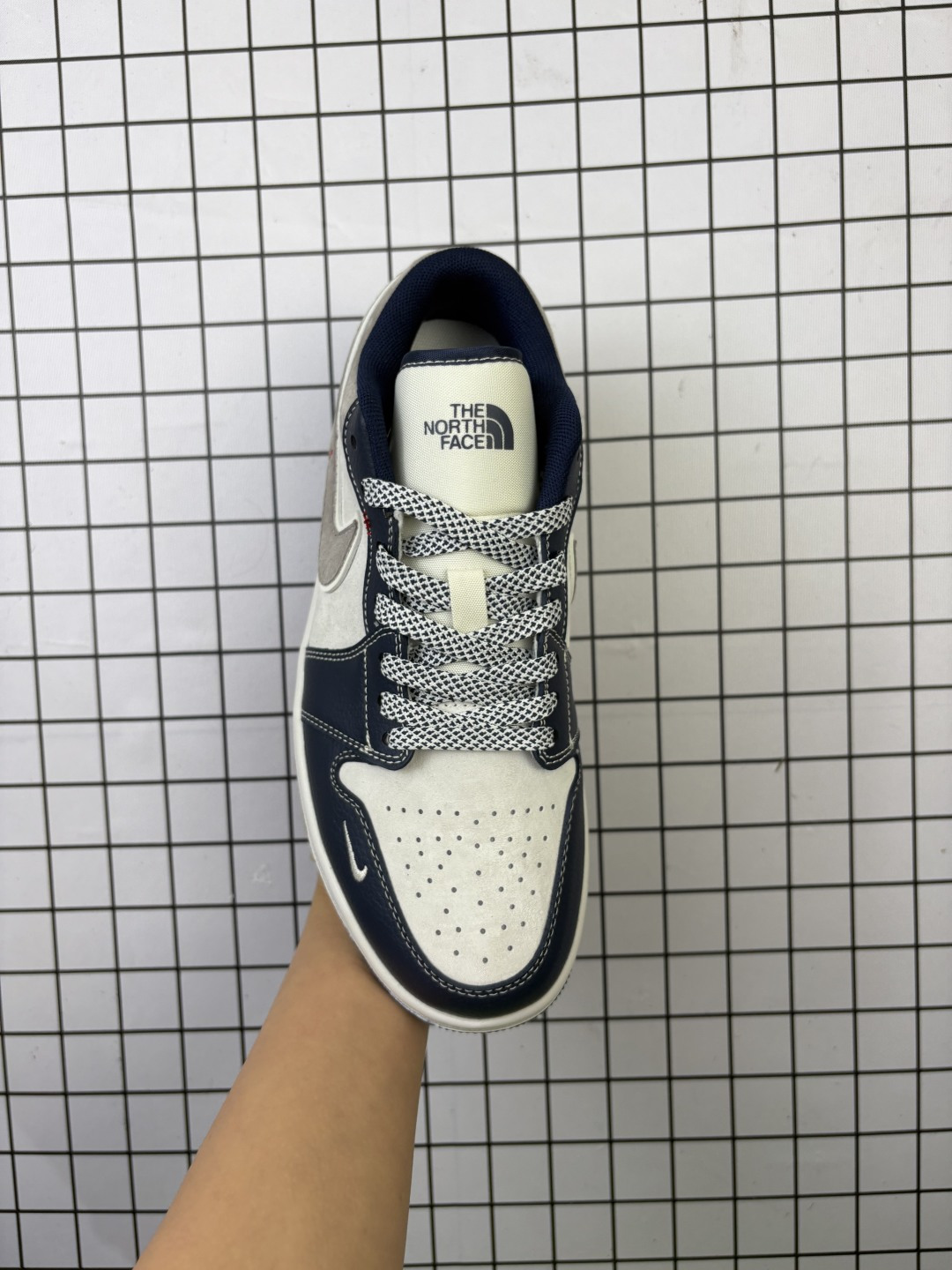 💰150
Jordan/乔丹 男女鞋真标半码制,采用软质荔枝纹牛剖革组合猪巴革鞋面材质,缜密拉帮中底布,鞋垫嵌EVA缓震物料及背胶,内置气垫及耐磨橡胶大底❗️创意定制联名配色,著名户外品牌·北面/The North Face x Nike Air Jordan 1 Low OG"CDG"AJ1乔丹一代经典低帮文化百搭休闲运动篮球鞋 DM9188-015
类型:男女鞋
码数:36 36.5 37 38 38.5 39 40 40.5 41 42 42.5 43 44 45
编码577