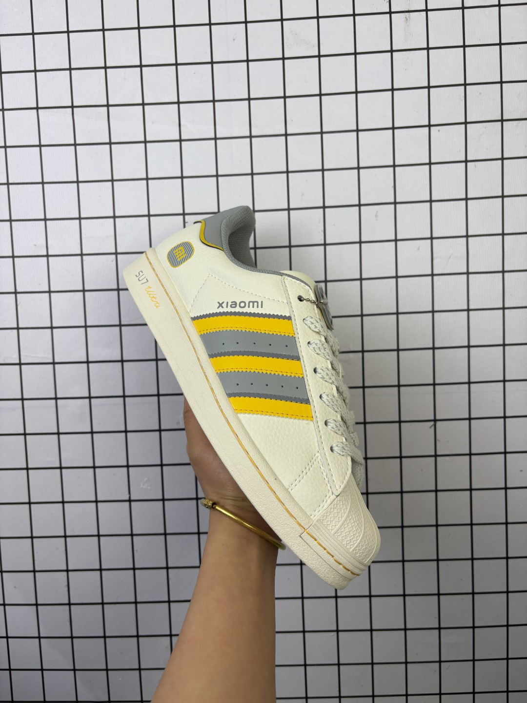 Adidas/阿迪达斯 男女鞋真标半码制,升级原楦原纸版开发,采用荔枝纹牛剖革鞋面材质,2020改良全包围鞋垫,正确2020版鞋底模具及扇贝头盖片❗创意定制小米汽车旗下纯电动轿车SU7 Ultra联名配色,阿迪达斯Adidas Originals Superstar"SU7 Ultra"经典贝壳头系列低帮百搭休闲运动板鞋“联名米白黄绿小米涂鸦 JY8918 类型:男女鞋 编码:577