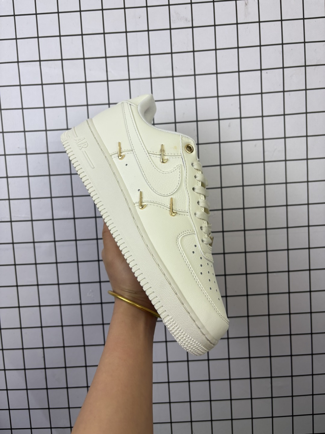💰105
耐克NikeAir Force 1 AF1四钩联名空军一号低帮休闲运动板鞋  FV3654 111

码数：35.5 36 36.5 37.5 38 38.5 39 40 40.5 41 42 42.5 43 44 44.5 45 46
编码给L