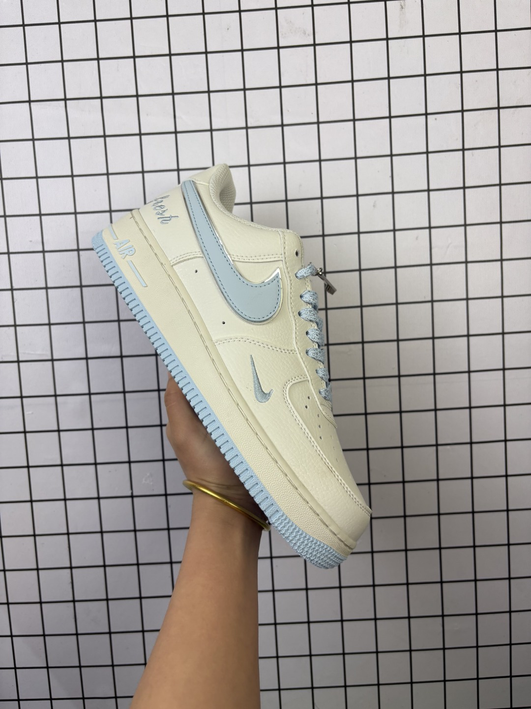 💰105
耐克NikeAir Force 1 AF1四钩联名空军一号低帮休闲运动板鞋  FV3654 111

码数：35.5 36 36.5 37.5 38 38.5 39 40 40.5 41 42 42.5 43 44 44.5 45 46
编码给L