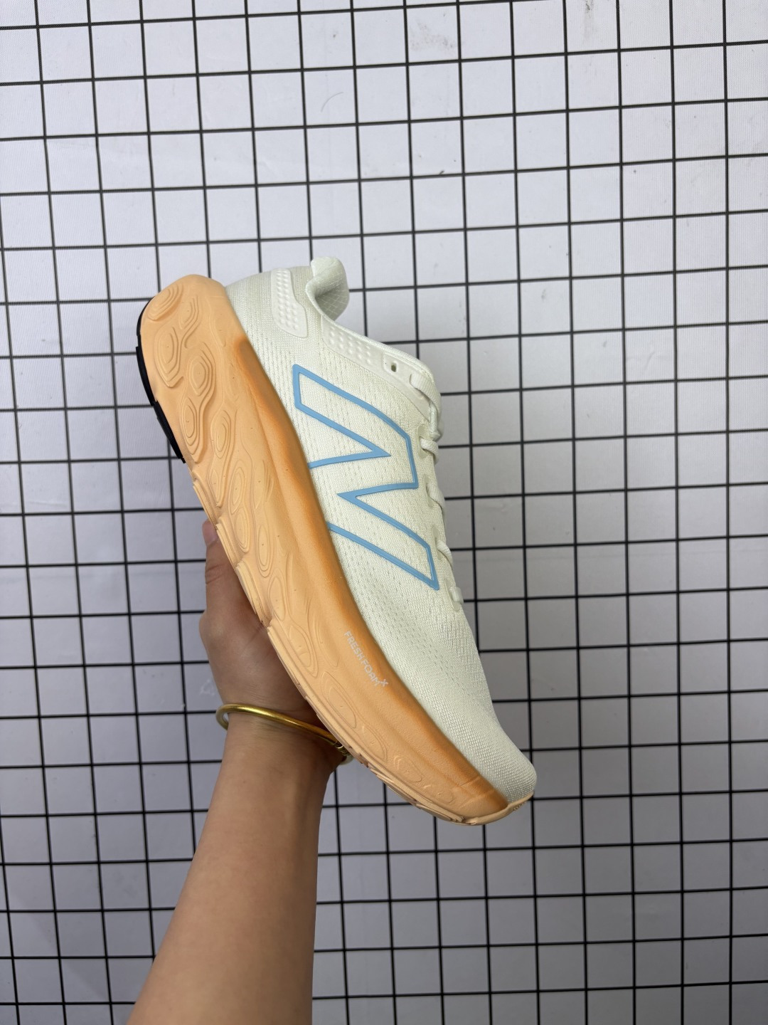 新百伦New Balance MMPTGA6轻量跑鞋 Evoz v2舒适耐磨低帮跑步鞋 实拍首发 受到Fresh Foam1080舒适骑行的启发 EVOZV2男士跑鞋将毛绒舒适感提升到一个新的水平 这款鞋旨在提供我们柔软 缓震的足底体验 采用FreshFoam技术 可平衡巅峰性能和一流的缓震性能 货号:M108013 编码704