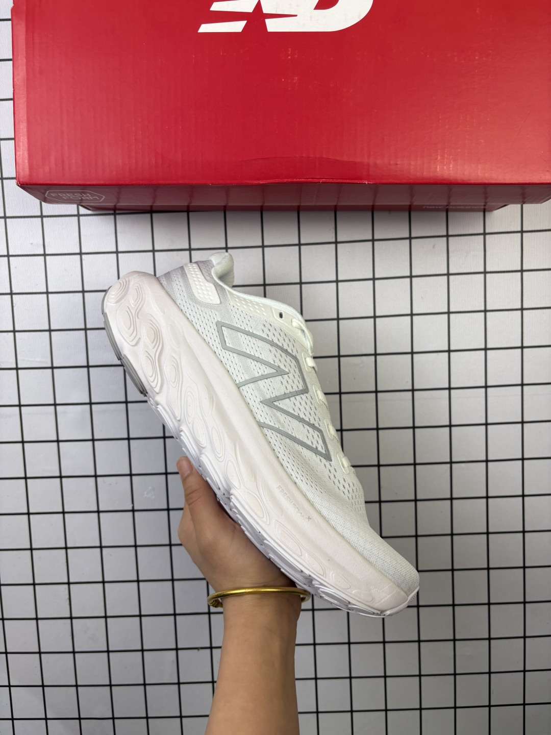 新百伦New Balance MMPTGA6轻量跑鞋 Evoz v2舒适耐磨低帮跑步鞋 实拍首发 受到Fresh Foam1080舒适骑行的启发 EVOZV2男士跑鞋将毛绒舒适感提升到一个新的水平 这款鞋旨在提供我们柔软 缓震的足底体验 采用FreshFoam技术 可平衡巅峰性能和一流的缓震性能 货号:M108013 编码704
