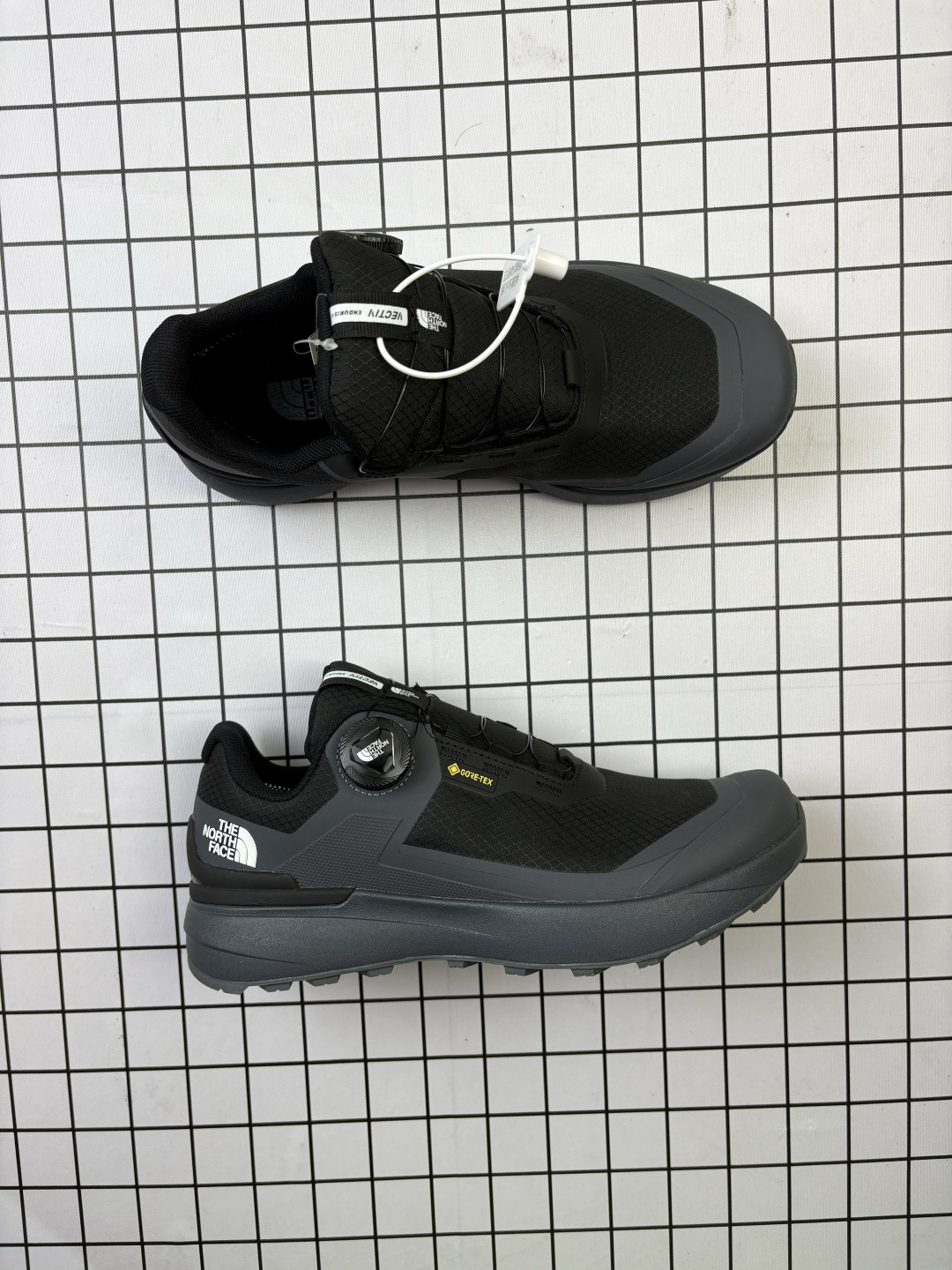 💰200
The North Face/北面/乐斯菲斯 原楦型开发纸版,采用防剐蹭复合牛津布料组合模塑鞋头橡胶片鞋面材质,中底嵌入EVA缓震组合耐磨锯齿耐磨橡胶大底❗北面机能风鞋太酷了!著名户外品牌-北面/The North Face Glenclyffe Low 格伦斯尼斯系列低帮机能户外风徒步登山运动训练鞋“全黑白LOGO
类型:男鞋
码数:40 41 42 43 44 45
编码:新Y