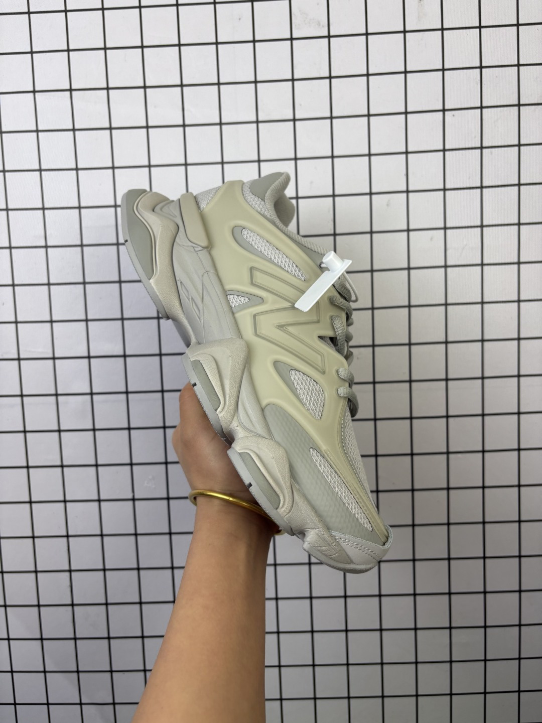 New Balance/新百伦 男女鞋,采用移膜牛剖革组合三明治网织鞋面材质,4层组合底模,中底嵌入ABZORB缓震科技材料及后跟嵌入TPU装饰条稳固❗️复古爱好者看过来!全新配色!全新NB新百伦New Balance 9060"Silver Metallic China"系列复古百搭老爹风小象蹄休闲运动跑步鞋 类型:男女鞋 编码:719