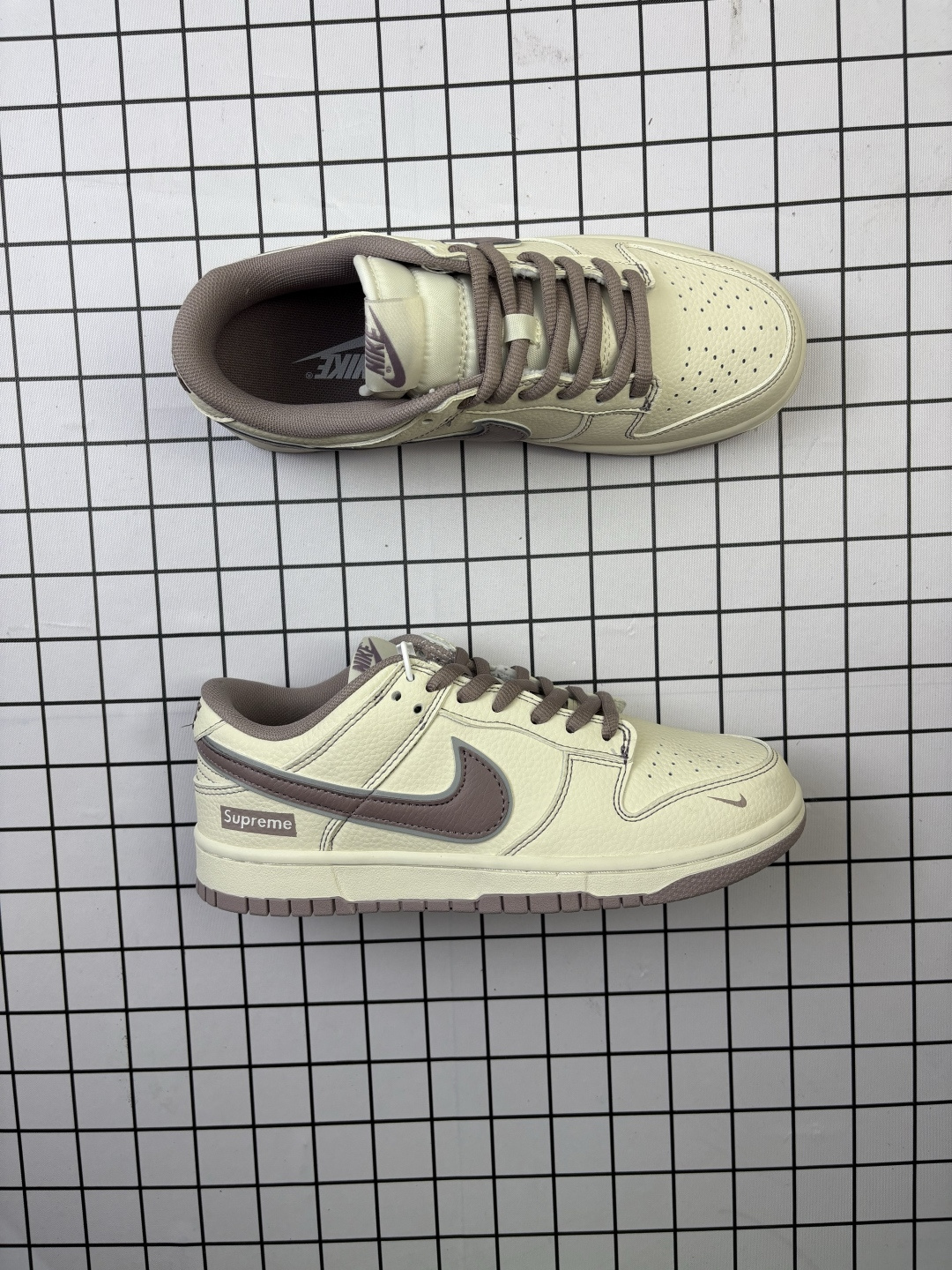 💰120
Nike/耐克 男女鞋真标半码制，全新2021版更新数据窄楦翘头版型，采用粒面牛剖革鞋面材质，缜密拉帮中底布，鞋垫嵌EVA缓震物料及背胶，全新窄版翘头耐磨橡胶大底❗️创意定制联名配色,经典美系街头品牌-至高无上Supreme x Nike By You SB Dunk Low Retro SP扣篮系列低帮休闲运动滑板板鞋“Sup米白藕粉车线 RM2308-331

类型：男女鞋
码数：36 36.5 37.5 38 38.5 39 40 40.5 41 42 42.5 43 44 45
编码头H