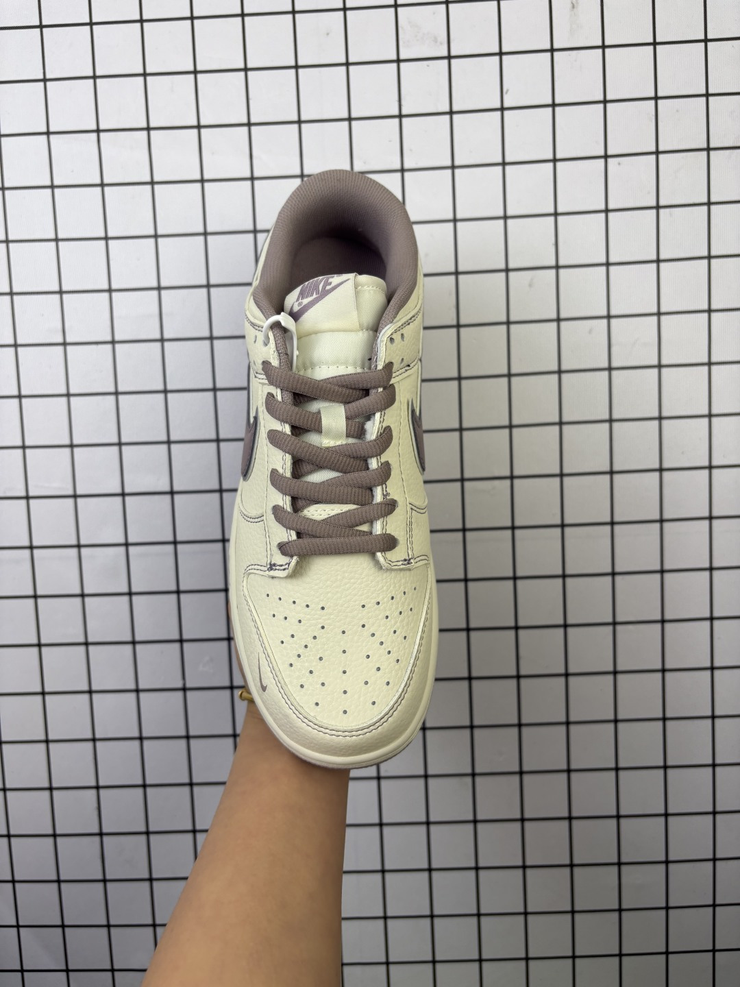 💰120
Nike/耐克 男女鞋真标半码制，全新2021版更新数据窄楦翘头版型，采用粒面牛剖革鞋面材质，缜密拉帮中底布，鞋垫嵌EVA缓震物料及背胶，全新窄版翘头耐磨橡胶大底❗️创意定制联名配色,经典美系街头品牌-至高无上Supreme x Nike By You SB Dunk Low Retro SP扣篮系列低帮休闲运动滑板板鞋“Sup米白藕粉车线 RM2308-331

类型：男女鞋
码数：36 36.5 37.5 38 38.5 39 40 40.5 41 42 42.5 43 44 45
编码头H