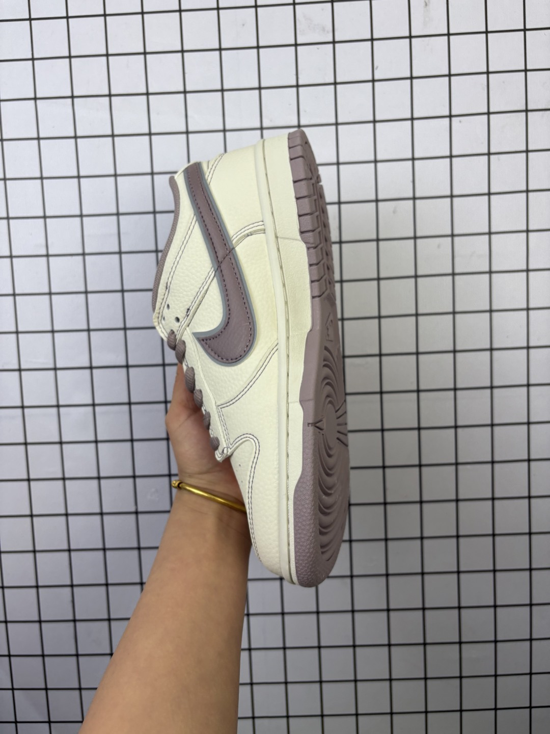 💰120
Nike/耐克 男女鞋真标半码制，全新2021版更新数据窄楦翘头版型，采用粒面牛剖革鞋面材质，缜密拉帮中底布，鞋垫嵌EVA缓震物料及背胶，全新窄版翘头耐磨橡胶大底❗️创意定制联名配色,经典美系街头品牌-至高无上Supreme x Nike By You SB Dunk Low Retro SP扣篮系列低帮休闲运动滑板板鞋“Sup米白藕粉车线 RM2308-331

类型：男女鞋
码数：36 36.5 37.5 38 38.5 39 40 40.5 41 42 42.5 43 44 45
编码头H