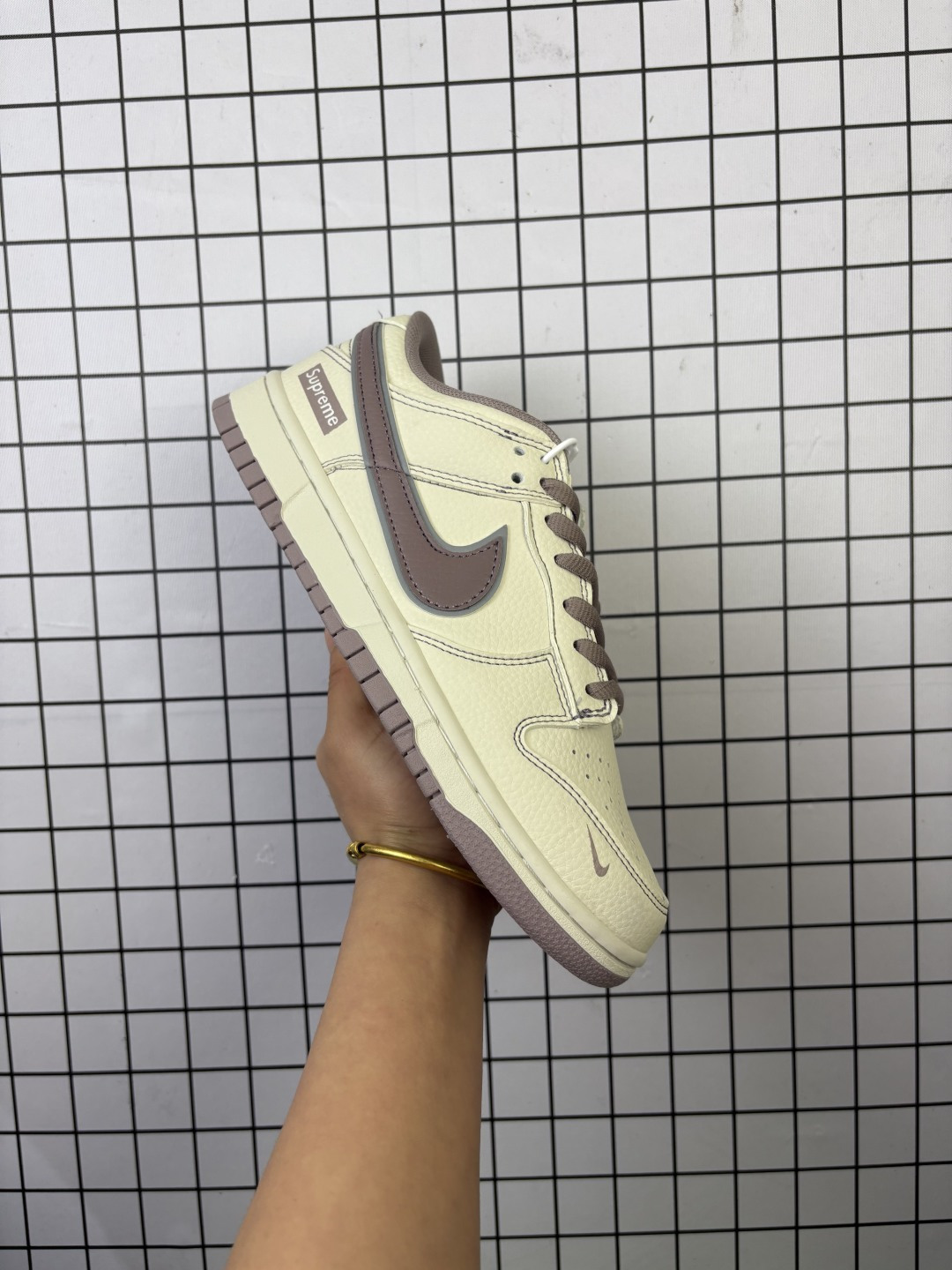 💰120
Nike/耐克 男女鞋真标半码制，全新2021版更新数据窄楦翘头版型，采用粒面牛剖革鞋面材质，缜密拉帮中底布，鞋垫嵌EVA缓震物料及背胶，全新窄版翘头耐磨橡胶大底❗️创意定制联名配色,经典美系街头品牌-至高无上Supreme x Nike By You SB Dunk Low Retro SP扣篮系列低帮休闲运动滑板板鞋“Sup米白藕粉车线 RM2308-331

类型：男女鞋
码数：36 36.5 37.5 38 38.5 39 40 40.5 41 42 42.5 43 44 45
编码头H