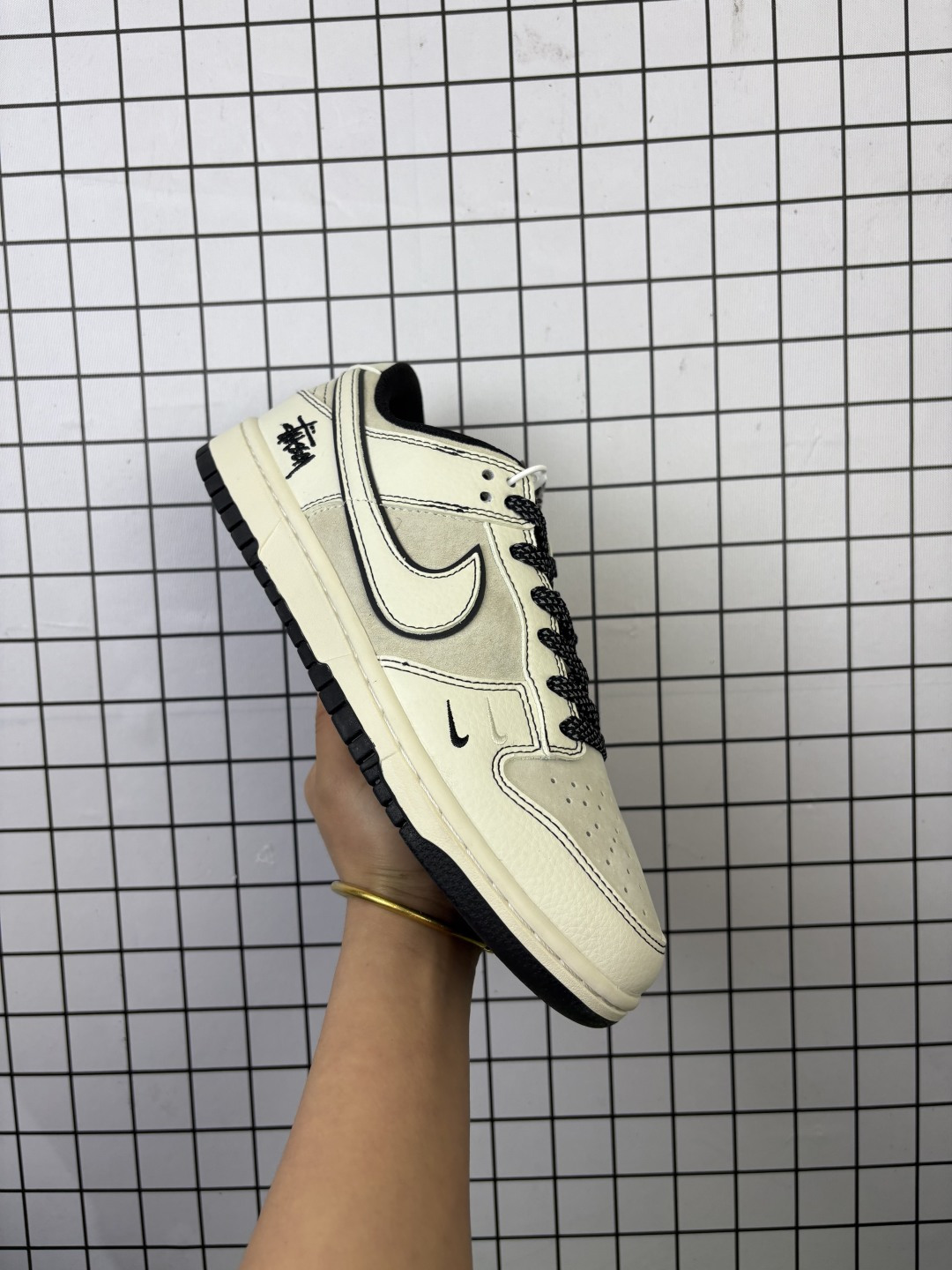 Nike/耐克 男女鞋真标半码制,原楦原纸版开发,采用软质荔枝纹牛剖革组合猪巴革鞋面材质,内置全掌Air Sole气垫❗创意定制,联乘美国潮流服饰品牌/至高Supreme x Nike Air Force 1 07 Low"Supreme"空军一号经典低帮百搭休闲运动板鞋 BB7518-026 类型:男女鞋 编码:头H