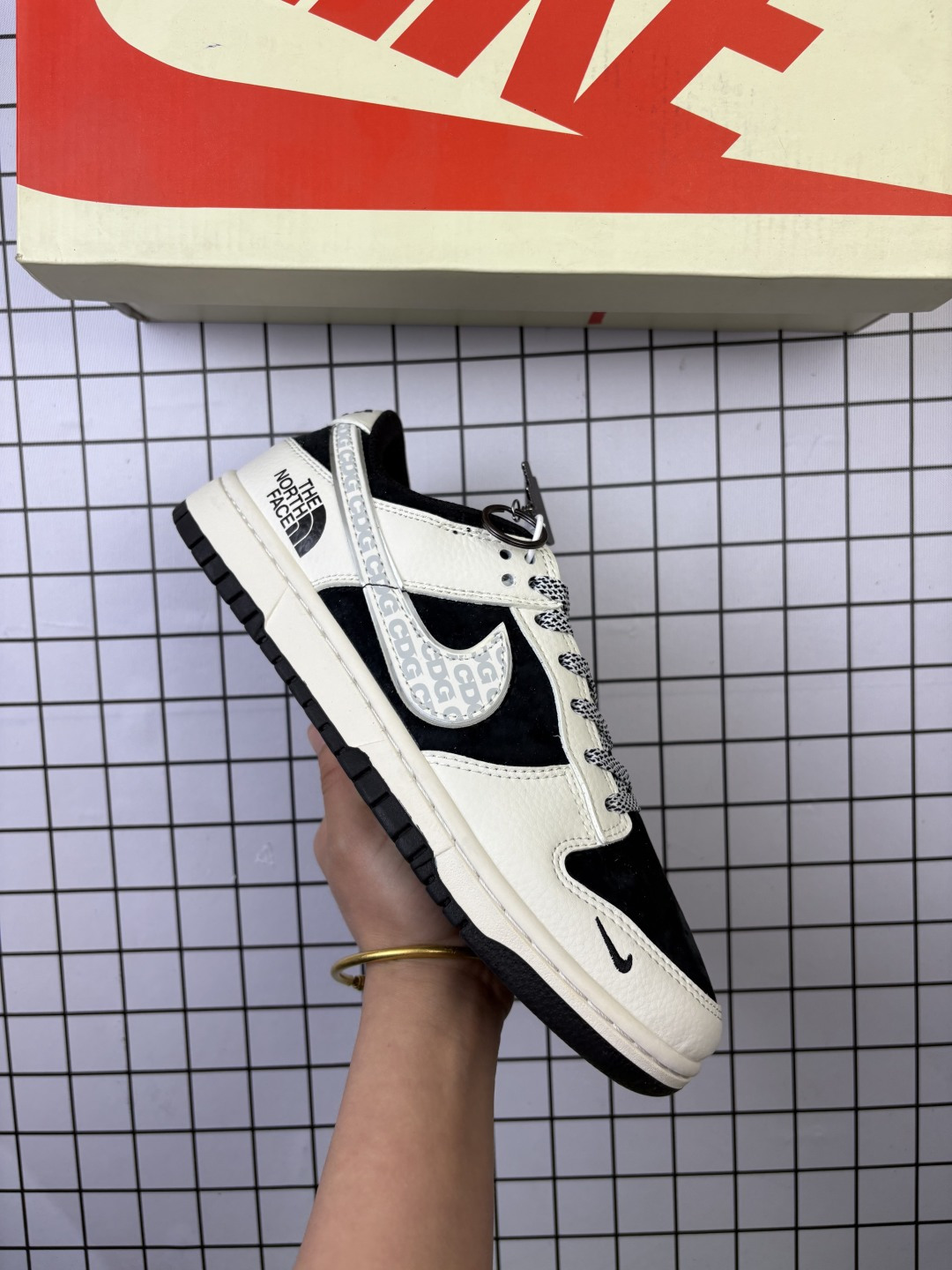 Nike/耐克 男女鞋真标半码制,原楦原纸版开发,采用软质荔枝纹牛剖革组合猪巴革鞋面材质,内置全掌Air Sole气垫❗创意定制,联乘美国潮流服饰品牌/至高Supreme x Nike Air Force 1 07 Low"Supreme"空军一号经典低帮百搭休闲运动板鞋 BB7518-026 类型:男女鞋 编码:头H