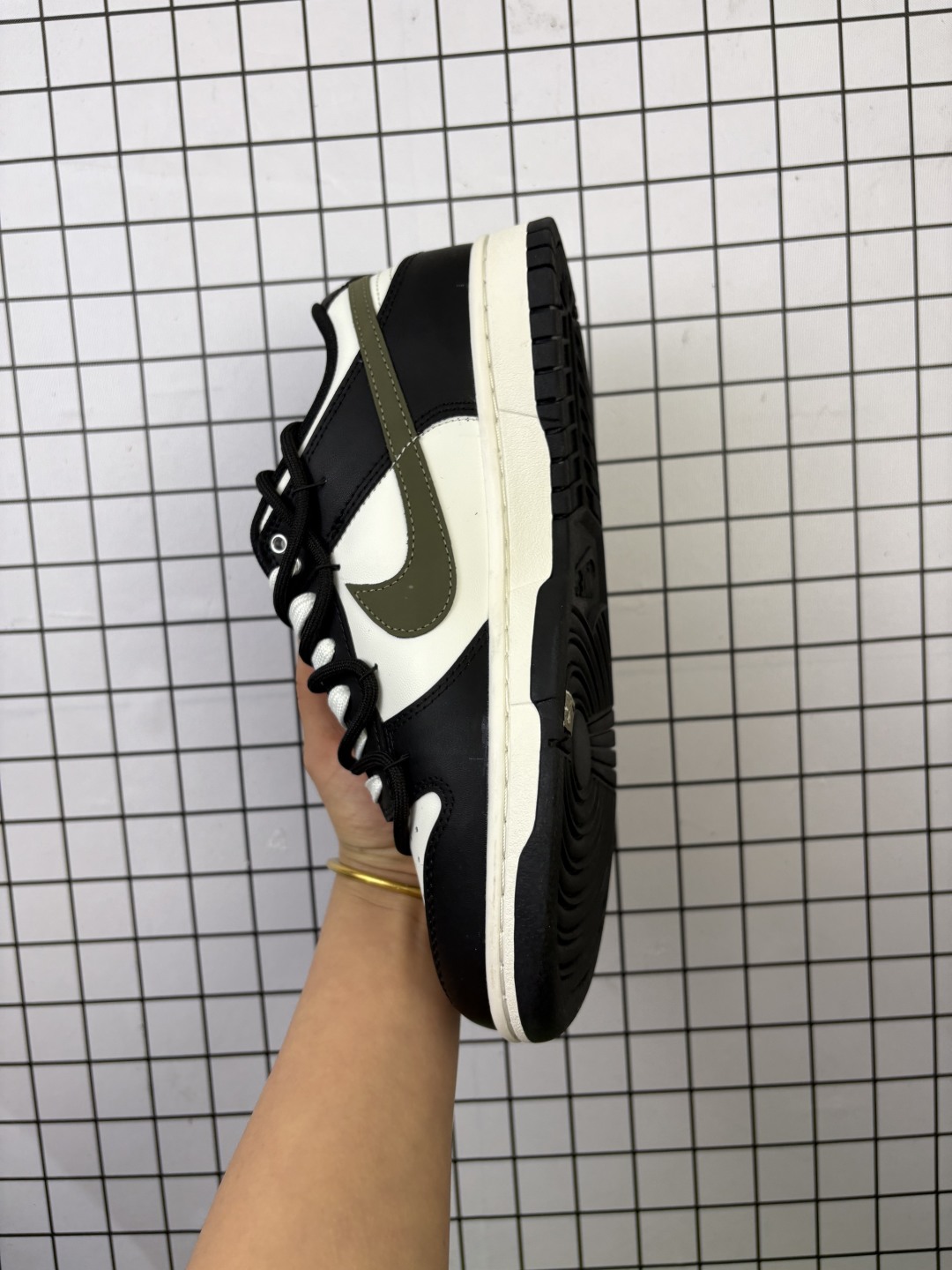 💰220 公司级!耐克 Nike Sb Dunk Low Pro 男女同款运动鞋复古板鞋,尽情迈步,彰显个性风采。采用柔软皮革鞋面,经久耐穿,塑就如元年款 Dunk 般的复古质感。鞋头透气孔,搭配鞋口和鞋舌形状,忠实沿袭元年款经典外观。全掌型橡胶外底,造就非凡抓地力。Dunk 起初专为篮球运动打造,于 80 年代末成为滑板界新宠,现已跃升成为街头时尚标杆。加垫低帮鞋口结合耐穿外底,助你自信舞动。 货号:BG0512 012 码数:40 40.5 41 42 42.5 43 44 45 46 编码757