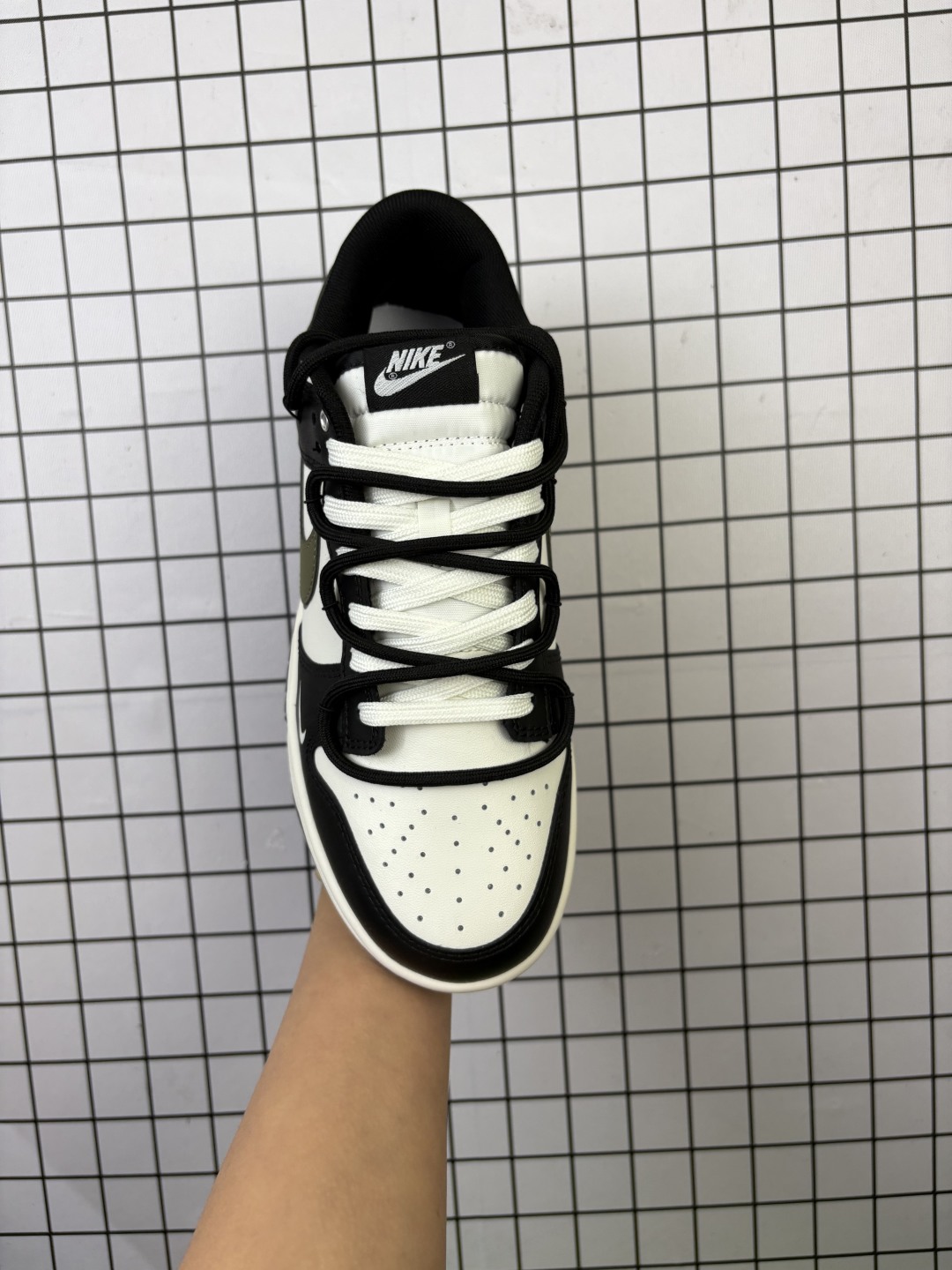 💰220 公司级!耐克 Nike Sb Dunk Low Pro 男女同款运动鞋复古板鞋,尽情迈步,彰显个性风采。采用柔软皮革鞋面,经久耐穿,塑就如元年款 Dunk 般的复古质感。鞋头透气孔,搭配鞋口和鞋舌形状,忠实沿袭元年款经典外观。全掌型橡胶外底,造就非凡抓地力。Dunk 起初专为篮球运动打造,于 80 年代末成为滑板界新宠,现已跃升成为街头时尚标杆。加垫低帮鞋口结合耐穿外底,助你自信舞动。 货号:BG0512 012 码数:40 40.5 41 42 42.5 43 44 45 46 编码757