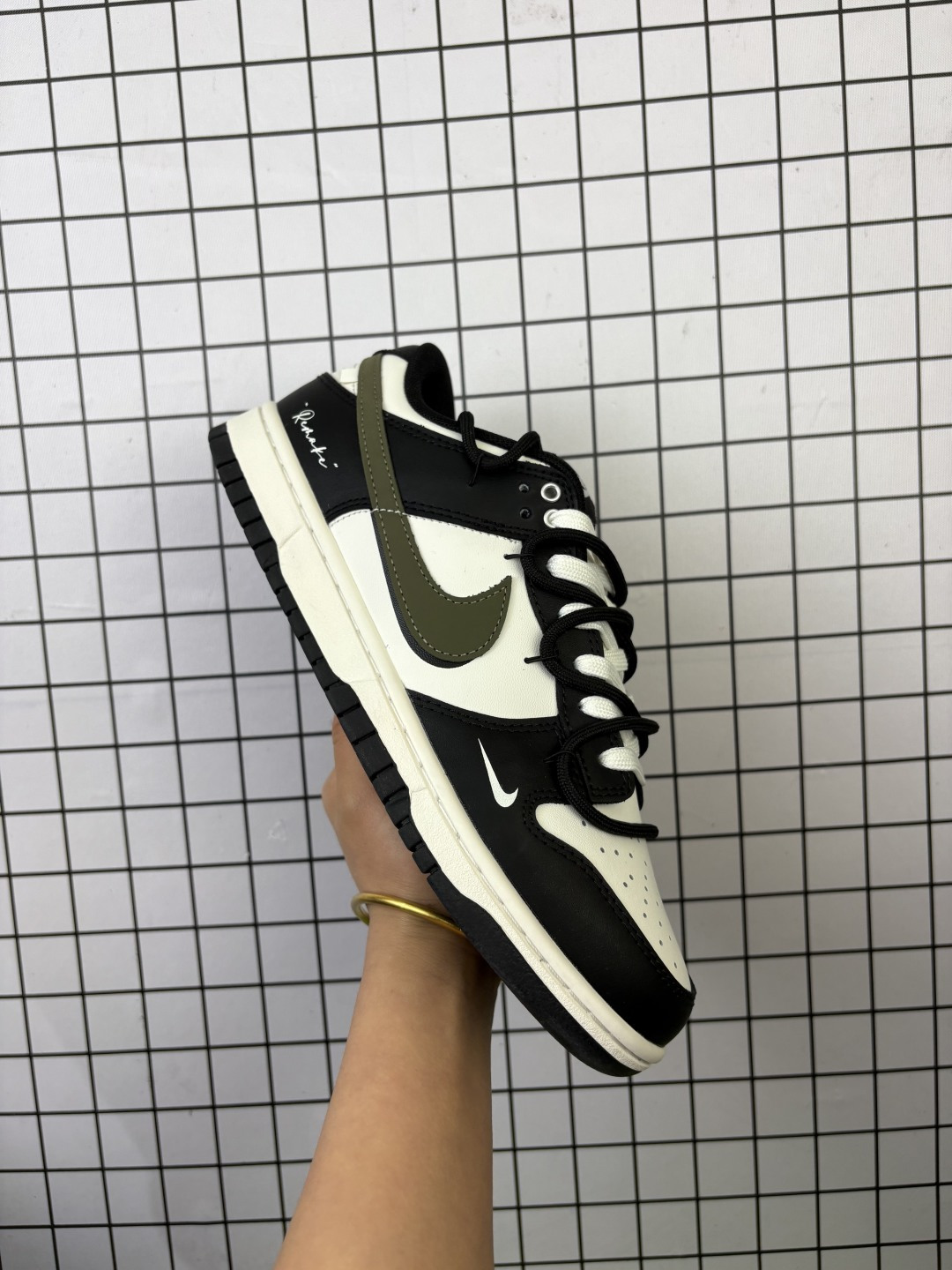 💰220 公司级！耐克 Nike Sb Dunk Low Pro 男女同款运动鞋复古板鞋，尽情迈步，彰显个性风采。采用柔软皮革鞋面，经久耐穿，塑就如元年款 Dunk 般的复古质感。鞋头透气孔，搭配鞋口和鞋舌形状，忠实沿袭元年款经典外观。全掌型橡胶外底，造就非凡抓地力。Dunk 起初专为篮球运动打造，于 80 年代末成为滑板界新宠，现已跃升成为街头时尚标杆。加垫低帮鞋口结合耐穿外底，助你自信舞动。 货号：BG0512 012 码数：40 40.5 41 42 42.5 43 44 45 46 编码757