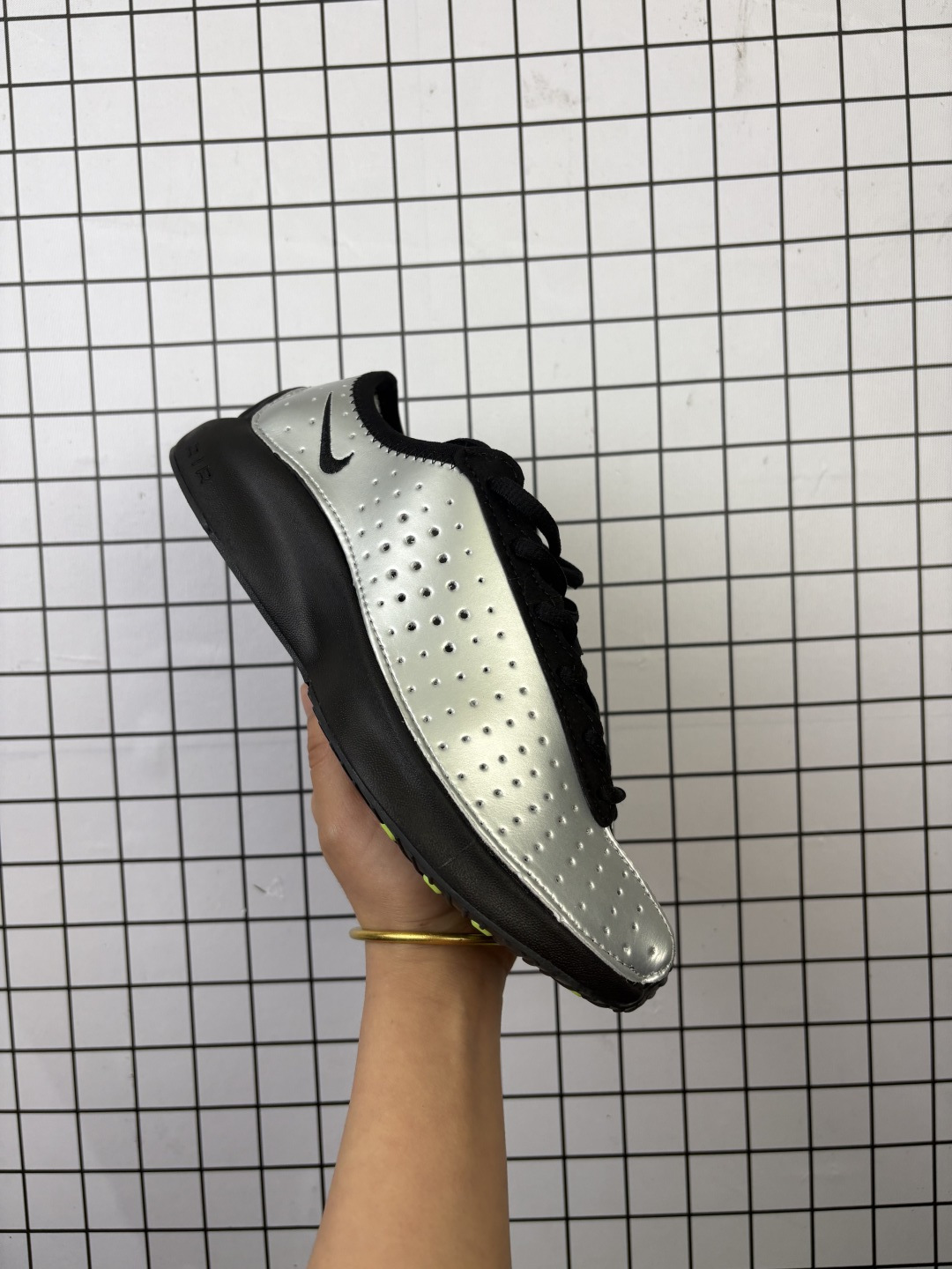 Nike Air Superfly耐克2025新款减震复古跑鞋 穿孔设计不仅增添了细节,还提高了透气性,确保佩戴者全天舒适. 该鞋采用泡沫中底并配备 Nike Air 单元,提供轻质缓震效果.这种设置带来了灵敏的穿着感受,非常适合日常穿着.双色调橡胶外底搭配黑色和霓虹绿点缀,既增强了抓地力和耐用性,又使这双鞋兼具实用与时尚. 货号:IB5824-001 HJ8082-002 HJ8082-302 HJ8082-601 IB5824-200 编码:766