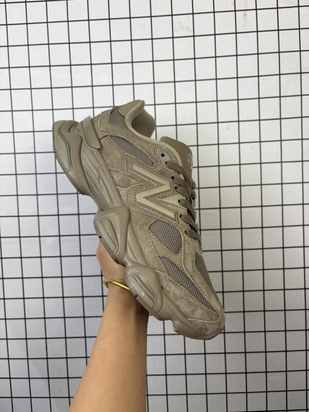 💰180
公司级✅New Balance 9060系列 新百伦 复古休闲运动慢跑鞋
鞋面大身由空间双格及磨砂鞋面拼接而生
采用大面积网眼以及麂皮材质覆盖鞋身 还原经典气质 搭载ABZORB避震科技 由泡沫聚酯制成 上脚可以有效减少由鞋底反弹对身体及双腿的冲击力
货号:U9060IWD
Size:36 37 37.5 38 38.5 39.5 40 40.5 41.5 42 42.5 43 44 45
编码688