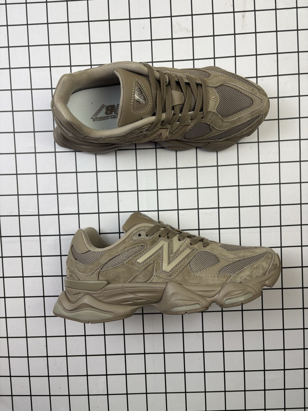 💰180
公司级✅New Balance 9060系列 新百伦 复古休闲运动慢跑鞋
鞋面大身由空间双格及磨砂鞋面拼接而生
采用大面积网眼以及麂皮材质覆盖鞋身 还原经典气质 搭载ABZORB避震科技 由泡沫聚酯制成 上脚可以有效减少由鞋底反弹对身体及双腿的冲击力
货号:U9060IWD
Size:36 37 37.5 38 38.5 39.5 40 40.5 41.5 42 42.5 43 44 45
编码688