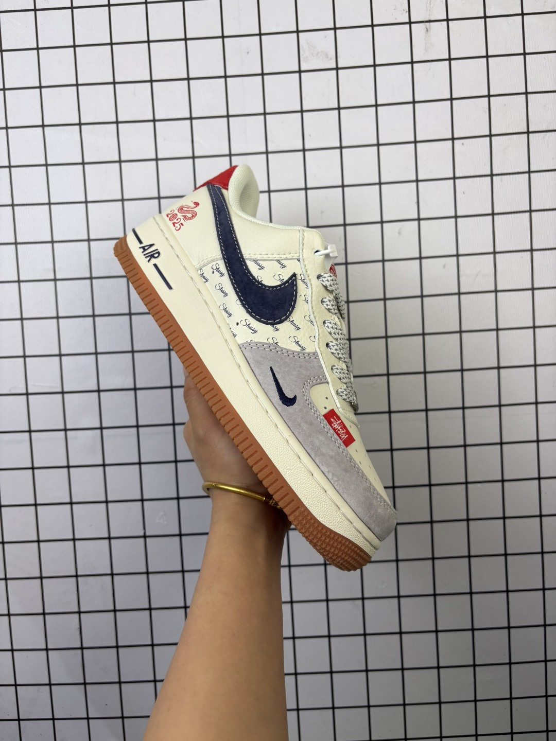 💰150 公司级✅耐克Nike Air Force 1“07 LV8空军一号低帮百搭休闲运动板鞋。柔软、弹性十足的缓震性能和出色的中底设计，横跨复古与现代的外型结合，造就出风靡全球三十多年的Force 1。 货号:HD2258-608 尺码:36 36.5 37.5 38 38.5 39 40 40.5 41 42 42.5 43 44 45 编码金
