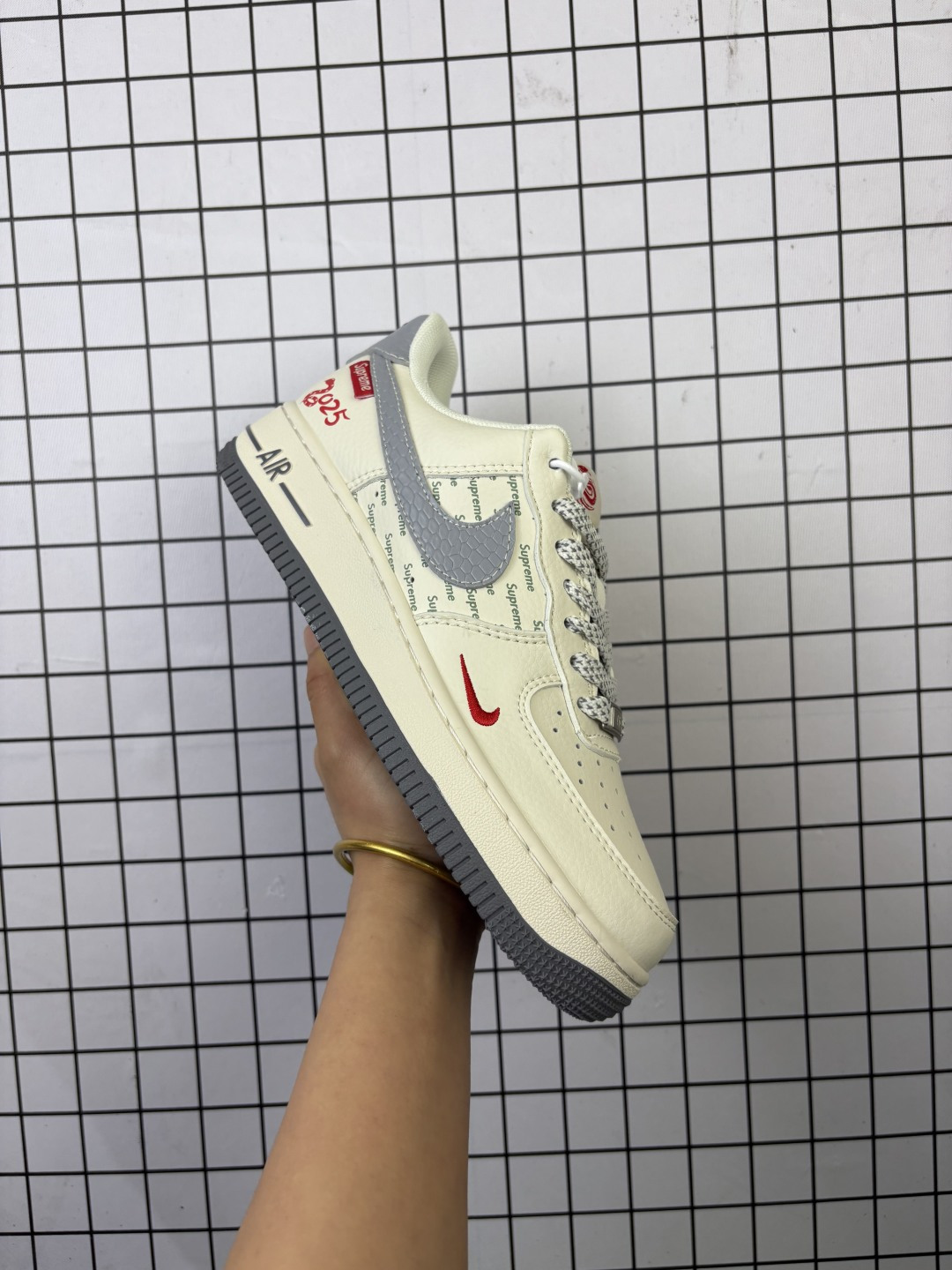 💰150 公司级✅耐克Nike Air Force 1“07 LV8空军一号低帮百搭休闲运动板鞋。柔软、弹性十足的缓震性能和出色的中底设计，横跨复古与现代的外型结合，造就出风靡全球三十多年的Force 1。 货号:HD2258-608 尺码:36 36.5 37.5 38 38.5 39 40 40.5 41 42 42.5 43 44 45 编码金