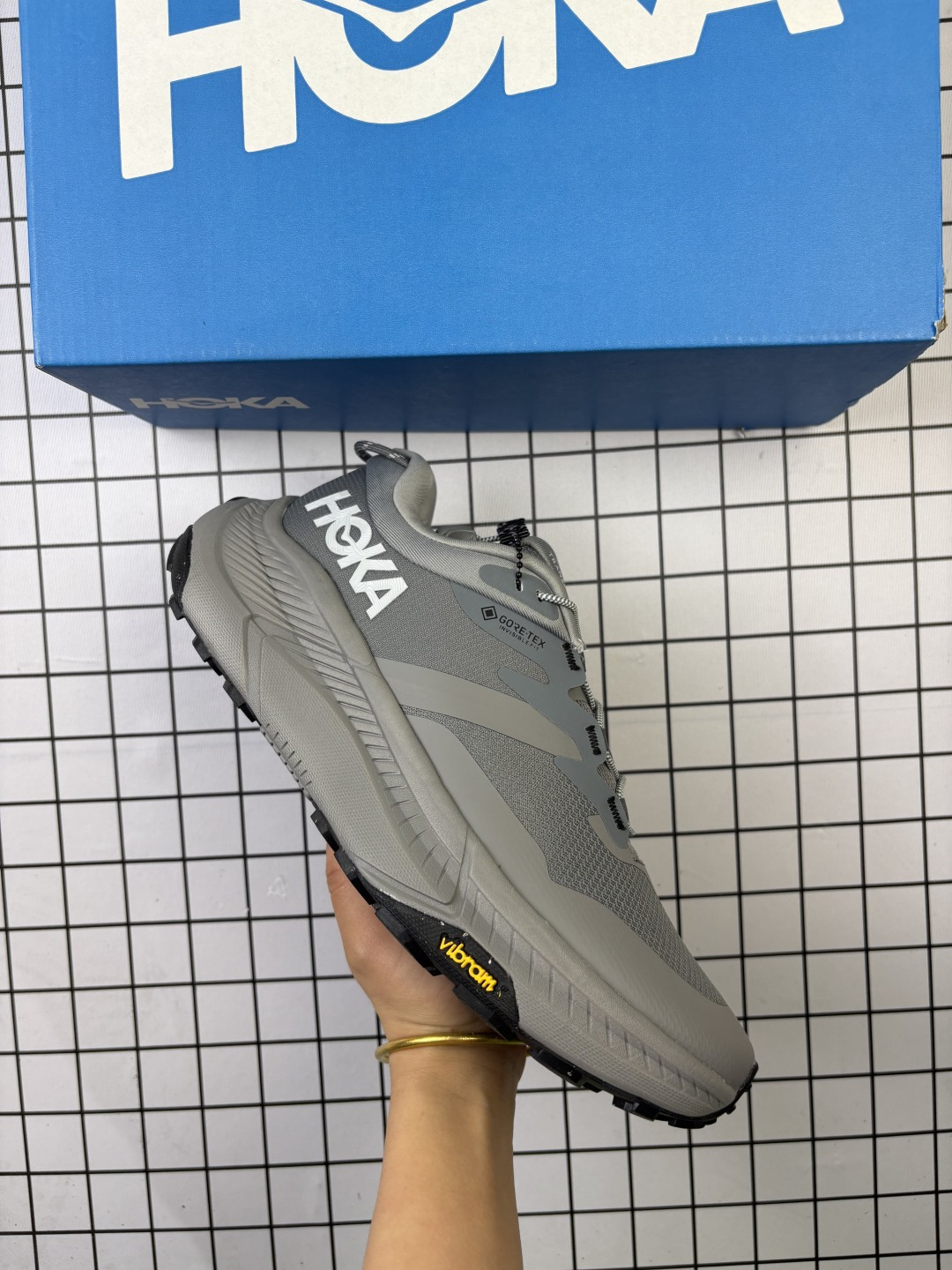 🈴💰140
HOKA TRANSPORT GTX 舒适 防滑耐磨 低帮 生活休闲鞋 男女同款 黑色这双鞋也是HOKA提倡环保主义的一双鞋款,中底和外底都使用了部分天然的原材料,环保理念值得点赞!Project 作为Hoka Transport的特别版本,与Transport共用相同的中底配置,鞋面的有所改变。鞋面采用了防撕裂的鞋面,精致肌理感提花,轻盈透气。鞋头和跟后处加有醒目反光条,夜行增加警示作用户外夜间穿着也更安全可靠。鞋子采用了快速鞋带扣,拉链设计造型百搭,穿脱更加方便。超轻泡棉中底,用30%甘蔗纤维为原材料,轻盈提供持久的缓冲。嵌入式鞋床,采用类似赛车座椅的桶式结构,基于不同跑步爱好者的特点进行微调,将双足固定于中底之上。外底采用了 VIBRAM ECOSTEP NATURAL 橡胶沿袭一贯的品质、抓地力和性能高标准橡胶采用90%以上的天然成分,100%的天然色素均源自植物和生物农副产品生产工艺过程未使用溶剂或化学品更环保。
货号:1162850
尺码: 36-45含半码
编码凡K