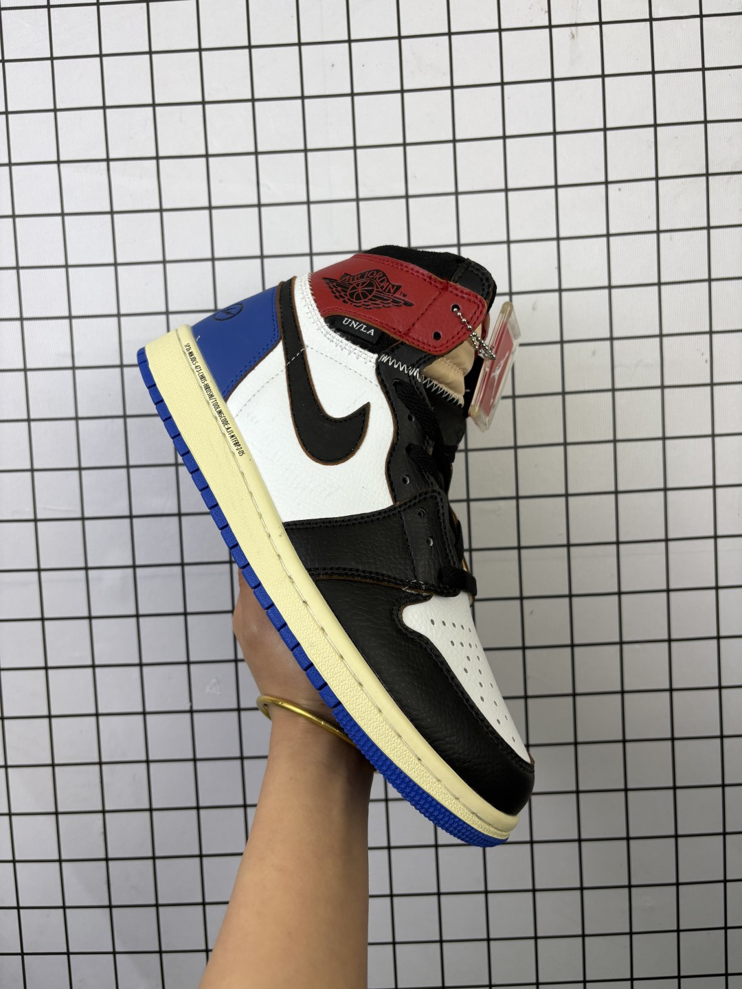 Fragment Design x Union x Jordan Air Jordan 1 Retro High Og Nrg 三方联名款 牛皮 舒适 防滑 高帮 复古篮球鞋 男女同款 Air Jordan 1于1985年推出,是耐克第一双以乔丹名字命名的篮球鞋,正是这双鞋,开启了一个时代.Air Jordan 1外形的灵感来自于在当年风靡一时的AirForce 1,同时降低中底厚度,减轻重量,增加贴地感,并采用了后掌Air Sole气垫和最经典的飞翼Logo来自于当时的Nike创意总监Peter Moore. 货号:IO7847-002 编码给L