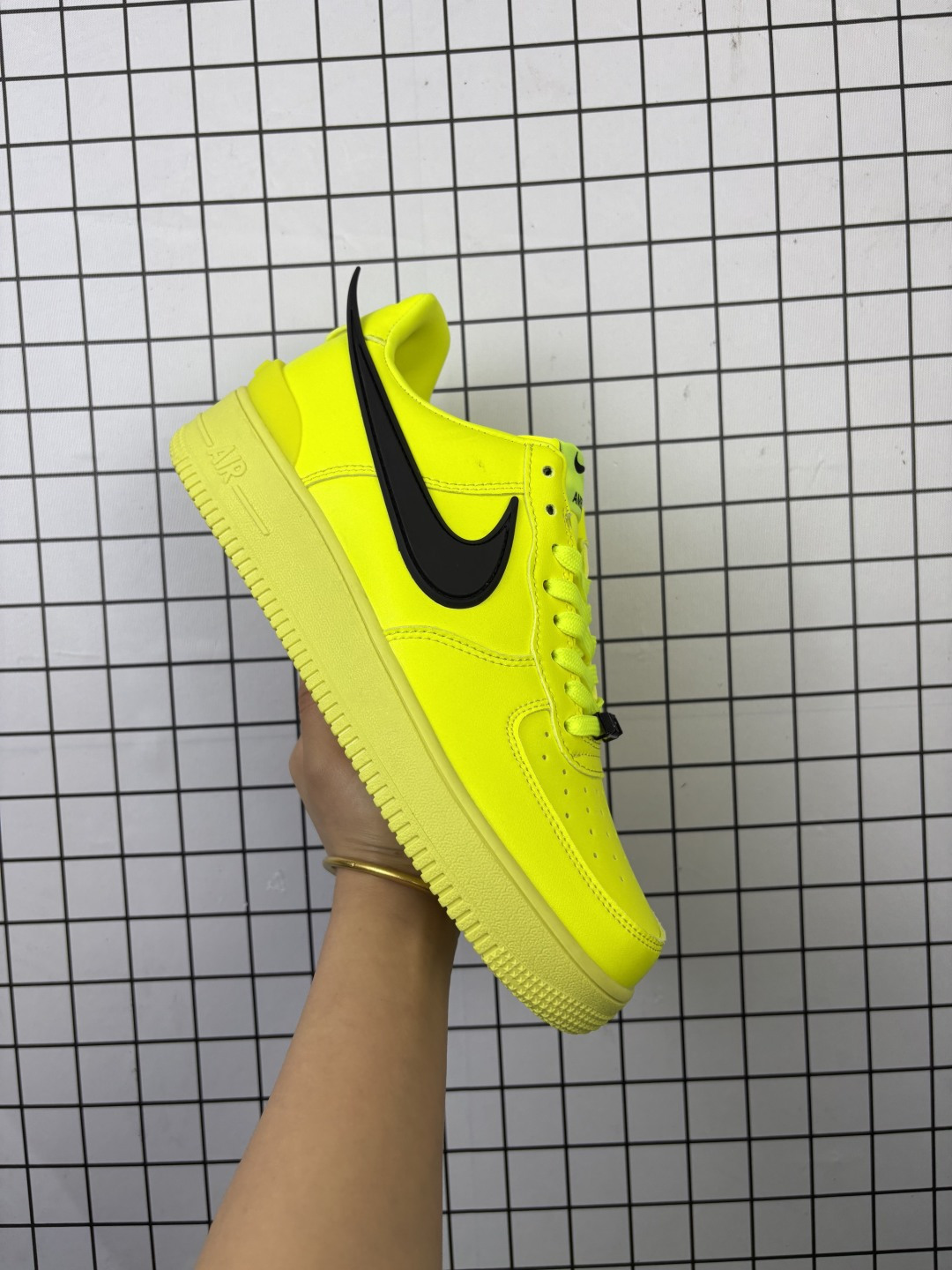 AMBUSH x NK Air Force 1 Low 空军一号宽底版系列低帮百搭休闲运动板鞋 联名大钩 在 Yoon Ahn 的职权范围内 AMBUSH 已经确立了自己在日本街头服饰生态系统中的主要地位 同时通过 Air Adjust Force 和一系列 Dunks 的合作帮助 他们最近在美国的东亚印记显着扩大 预计将在这个假期首次亮相 该品牌现在将其人才带入 Air Force 1,这是这两个群体年轻的四年关系中的第一次 除了之前看到的“白/黑”AF1 后者的结构始终采用优质工具 鞋面采用高端滚纹皮革 而 AMBUSH 品牌的鞋跟夹和加长的摩托车尾管 Swooshes 为下面所示的包覆设计注入了个性 相对于标志性的“三重黑”美学 深黑色产品享有上述色调的完全色调处理 除了它的中足格纹和上鞋舌品牌 它用清爽的白色细节和镀铬杜布拉斯照亮了漆黑的整体 “皇家蓝”锚定了从鞋垫到第二套服装不间断鞋底单元的所有东西 而与上述相同的装饰 - 包括鞋跟标签 - 以名义上的黄色阴影结束 货号:DV3464-300 编码凡K