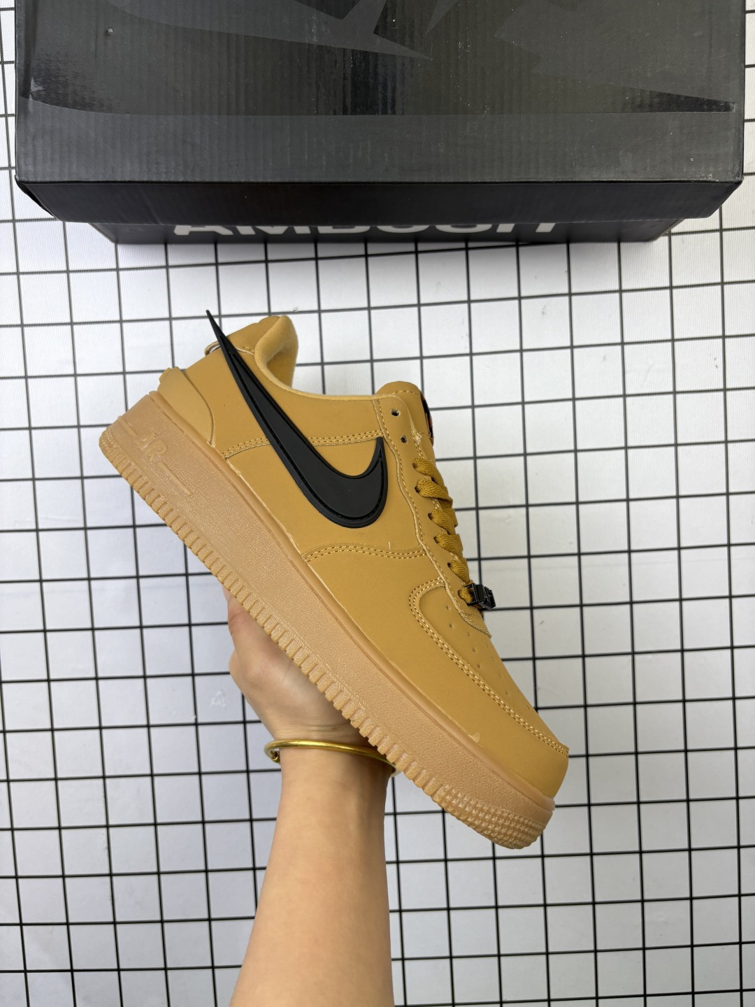 AMBUSH x NK Air Force 1 Low 空军一号宽底版系列低帮百搭休闲运动板鞋 联名大钩 在 Yoon Ahn 的职权范围内 AMBUSH 已经确立了自己在日本街头服饰生态系统中的主要地位 同时通过 Air Adjust Force 和一系列 Dunks 的合作帮助 他们最近在美国的东亚印记显着扩大 预计将在这个假期首次亮相 该品牌现在将其人才带入 Air Force 1,这是这两个群体年轻的四年关系中的第一次 除了之前看到的“白/黑”AF1 后者的结构始终采用优质工具 鞋面采用高端滚纹皮革 而 AMBUSH 品牌的鞋跟夹和加长的摩托车尾管 Swooshes 为下面所示的包覆设计注入了个性 相对于标志性的“三重黑”美学 深黑色产品享有上述色调的完全色调处理 除了它的中足格纹和上鞋舌品牌 它用清爽的白色细节和镀铬杜布拉斯照亮了漆黑的整体 “皇家蓝”锚定了从鞋垫到第二套服装不间断鞋底单元的所有东西 而与上述相同的装饰 - 包括鞋跟标签 - 以名义上的黄色阴影结束 货号:DV3464-300 编码凡K