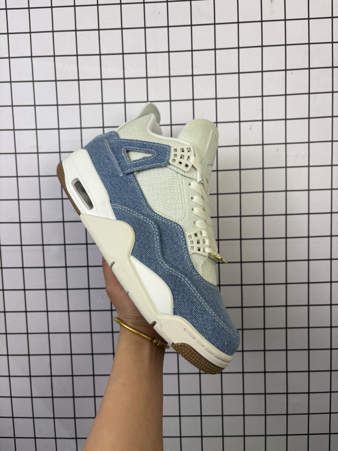 💰260 #新品上市实拍
Air Jordan 4 RM 重置米白棕 AJ4 乔丹4代 aj4 乔4 米白色 乔丹篮球鞋系列 整鞋采用皮革与帆布材料打造,鞋面使用米白色帆布作为主体,搭配鞋头奶白色皮革框架,保留Air Jordan 4经典造型的同时,取消了原本的网格,搭配白色的鞋带,让整鞋看起来更有整体感。鞋舌顶端锈有蓝色Jumpman Logo以及Flight字样,彰显球鞋身份。鞋帮部分和后跟位置的提环使用米白色TPU材质,给鞋身带来更多色彩层次感。后跟采用米白色Nike Swooshh Logo呈现,中底延续前作使用了分离式后掌可视化Air Sloes气垫,最后搭配棕色中底和米白色橡胶大底及蓝色Jumpman LLogo完善整体设计收尾。
货号:IB6716
编码757
36-48