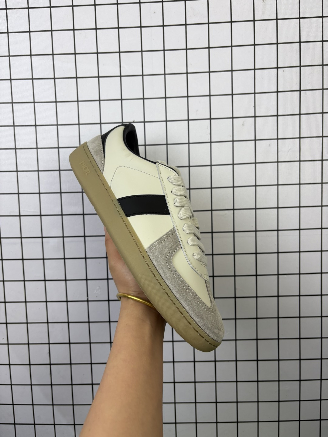 🈴💰300
纯原✅DIOR迪奥 B01 Matchpoint 圆头系带
迪奥德训鞋
经典款式的回归 以时尚优雅的廓形重新诠释 采用光滑皮革精心制作 鞋舌和内部侧面饰以Dior标志 鞋后跟处标志 搭配同色调橡胶鞋底点缀
货号:3SN328ZQR00041
尺码:40-45
编码757