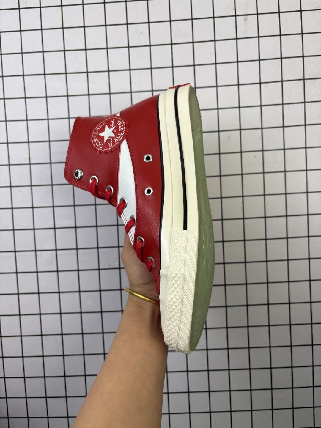 💰110
CONVERSE/匡威 男女鞋真标硫化工艺,双层围条夹布防开胶工艺,OrthoLite欧索莱缓冲环保去臭鞋垫组合聚氨酯硅蓝PU减震❗官方新色,匡威Converse Chuck Taylor All Star 1970s High"Wine Red Beige"复古高帮休闲运动硫化百搭板鞋“
类型:男女鞋
码数:35 36 36.5 37 38 39 39.5 40 41 41.5 42 42.5 43 44
编码648