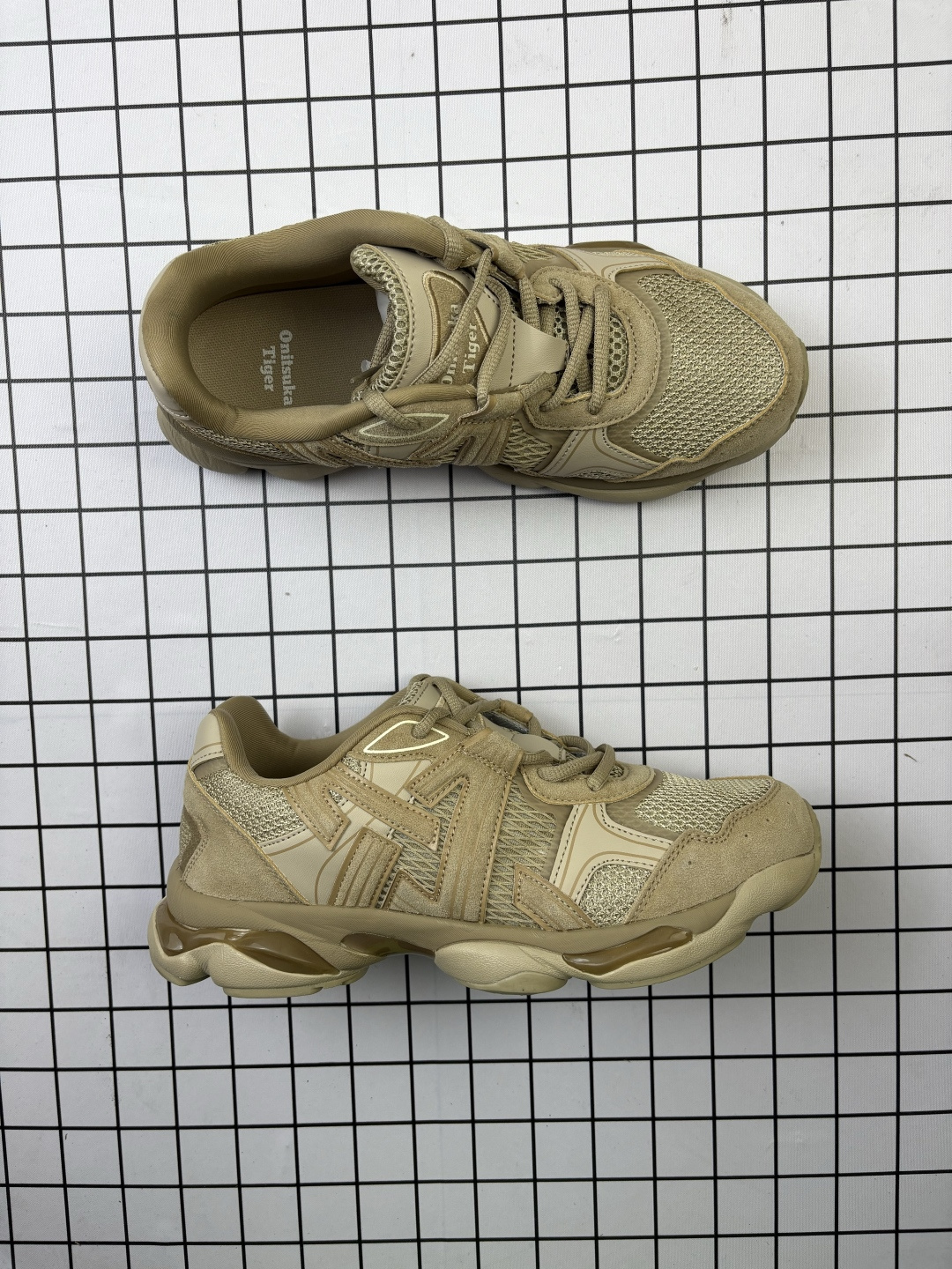 💰150
公司级✅Onitsuka Tiger鬼塚虎 ULTI RS TIGRUN 时尚百搭 耐磨 低帮运动休闲鞋
全新ICON LOGO 采用特色网布和皮革的异材质拼接 轻量且富有弹性的材质 赋予双脚弹跳般的穿着感 前掌与后跟两处可视化GEL胶 提升缓震性能 外置TRUSSTIC中桥 增强稳定性 流线型鞋底融入了品牌象征的老虎图案 带来强烈的视觉冲击 兼顾弯曲性与缓震
从1980至2000年代的跑鞋中汲取灵感 将弹性脚感与时尚设计巧妙融合 成为都市风格穿搭的理想之选
货号:1183C478-200
尺码:36-45
编码103