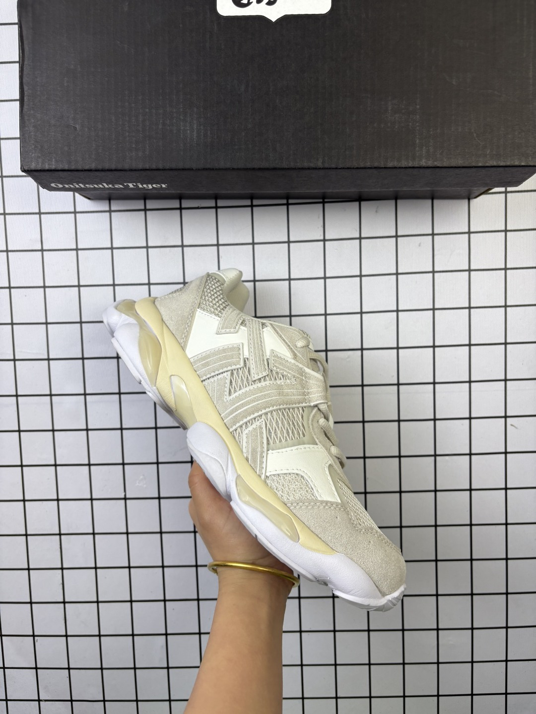 🈴💰150
公司级✅Onitsuka Tiger鬼塚虎 ULTI RS TIGRUN 时尚百搭 耐磨 低帮运动休闲鞋
全新ICON LOGO 采用特色网布和皮革的异材质拼接 轻量且富有弹性的材质 赋予双脚弹跳般的穿着感 前掌与后跟两处可视化GEL胶 提升缓震性能 外置TRUSSTIC中桥 增强稳定性 流线型鞋底融入了品牌象征的老虎图案 带来强烈的视觉冲击 兼顾弯曲性与缓震
从1980至2000年代的跑鞋中汲取灵感 将弹性脚感与时尚设计巧妙融合 成为都市风格穿搭的理想之选
货号:1183C478-200
尺码:36-45
编码103