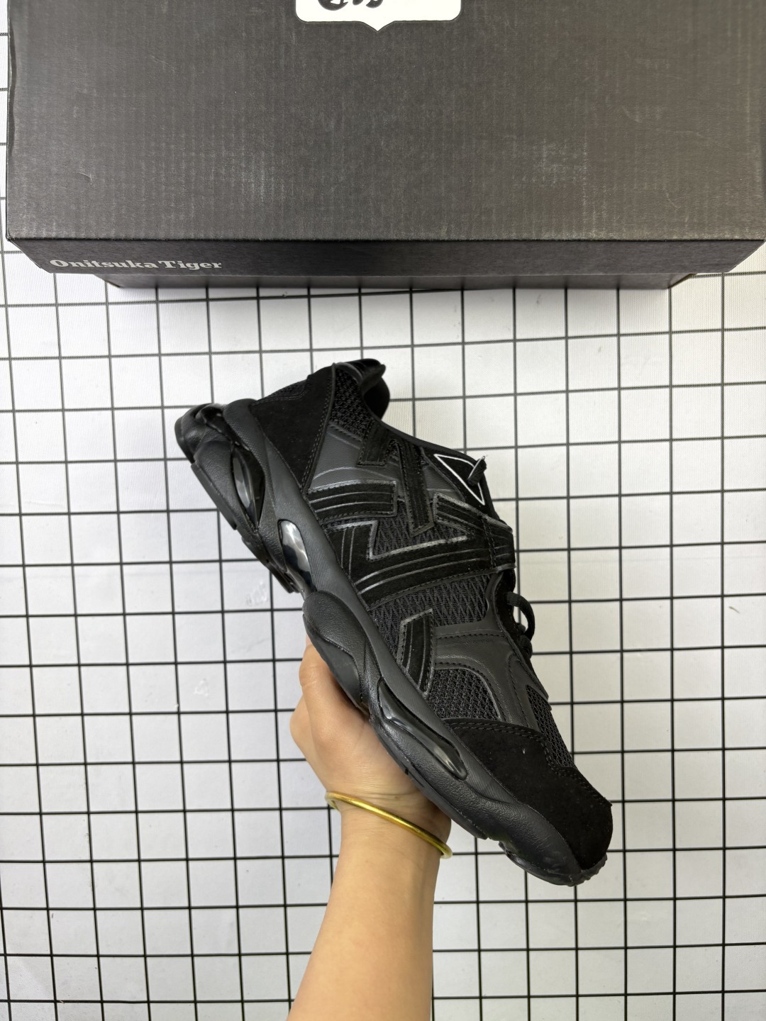 🈴💰150
公司级✅Onitsuka Tiger鬼塚虎 ULTI RS TIGRUN 时尚百搭 耐磨 低帮运动休闲鞋
全新ICON LOGO 采用特色网布和皮革的异材质拼接 轻量且富有弹性的材质 赋予双脚弹跳般的穿着感 前掌与后跟两处可视化GEL胶 提升缓震性能 外置TRUSSTIC中桥 增强稳定性 流线型鞋底融入了品牌象征的老虎图案 带来强烈的视觉冲击 兼顾弯曲性与缓震
从1980至2000年代的跑鞋中汲取灵感 将弹性脚感与时尚设计巧妙融合 成为都市风格穿搭的理想之选
货号:1183C478-200
尺码:36-45
编码103