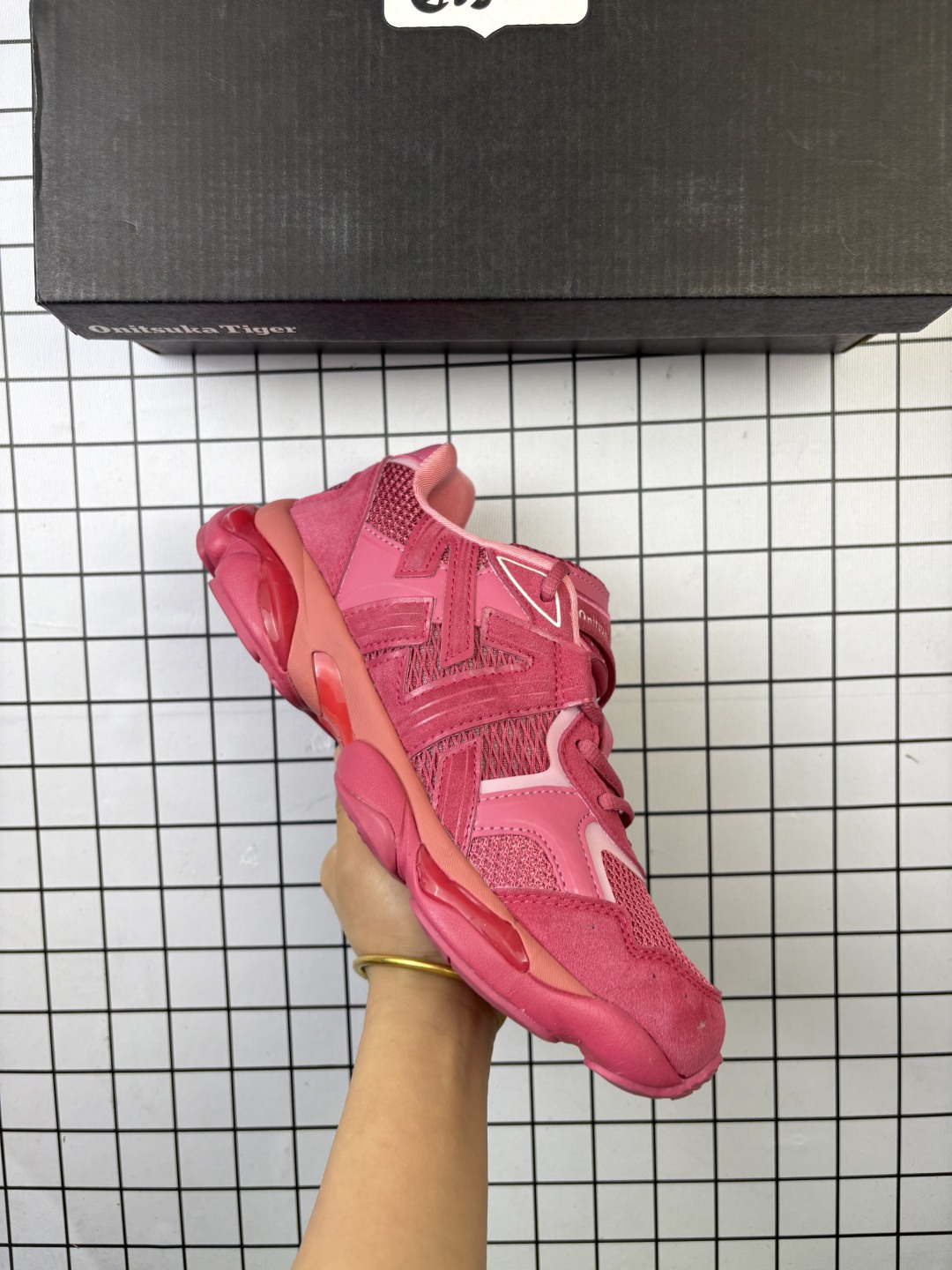 🈴💰150
公司级✅Onitsuka Tiger鬼塚虎 ULTI RS TIGRUN 时尚百搭 耐磨 低帮运动休闲鞋
全新ICON LOGO 采用特色网布和皮革的异材质拼接 轻量且富有弹性的材质 赋予双脚弹跳般的穿着感 前掌与后跟两处可视化GEL胶 提升缓震性能 外置TRUSSTIC中桥 增强稳定性 流线型鞋底融入了品牌象征的老虎图案 带来强烈的视觉冲击 兼顾弯曲性与缓震
从1980至2000年代的跑鞋中汲取灵感 将弹性脚感与时尚设计巧妙融合 成为都市风格穿搭的理想之选
货号:1183C478-200
尺码:36-45
编码103