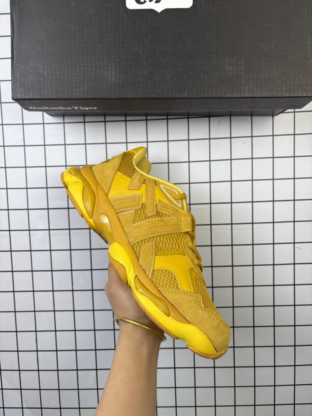 🈴💰150
公司级✅Onitsuka Tiger鬼塚虎 ULTI RS TIGRUN 时尚百搭 耐磨 低帮运动休闲鞋
全新ICON LOGO 采用特色网布和皮革的异材质拼接 轻量且富有弹性的材质 赋予双脚弹跳般的穿着感 前掌与后跟两处可视化GEL胶 提升缓震性能 外置TRUSSTIC中桥 增强稳定性 流线型鞋底融入了品牌象征的老虎图案 带来强烈的视觉冲击 兼顾弯曲性与缓震
从1980至2000年代的跑鞋中汲取灵感 将弹性脚感与时尚设计巧妙融合 成为都市风格穿搭的理想之选
货号:1183C478-200
尺码:36-45
编码103