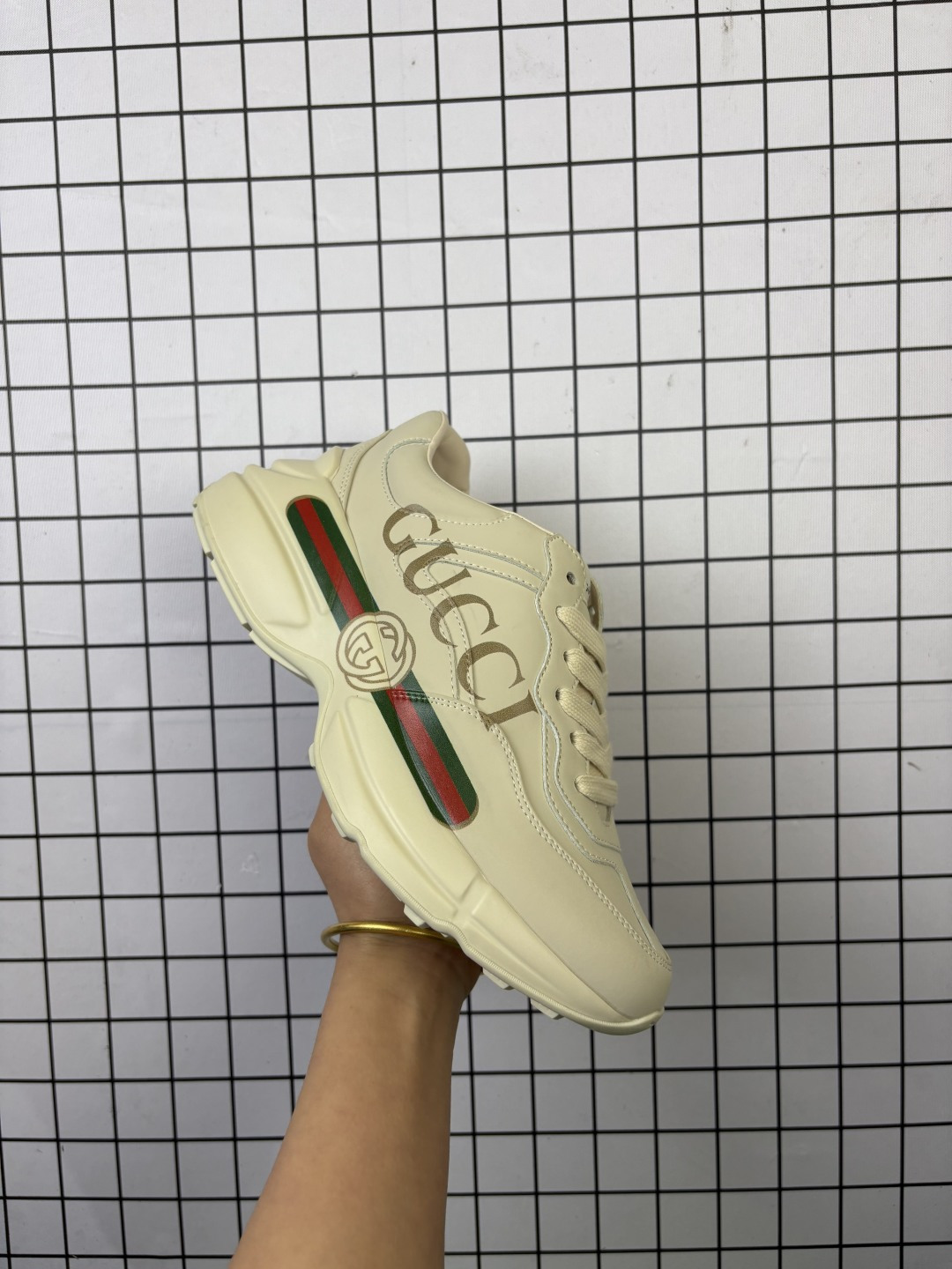 💰160 公司级✅意大利时装奢饰品牌·古驰Gucci Rhyton Vintage 角状系列低帮复古厚底老爹风休闲运动鞋“象牙白长条绿红印花”500877 DRW00 9522 尺码：35-45 编码：698 产品细节 运动鞋采用厚实鞋底和沉稳结构的设计，以彰显复古风格，皮革经过精心处理，营造古旧效果。象牙色皮革经过处理，带有古旧效果 背面鞋底上压印Gucci标识 橡胶鞋底 5厘米