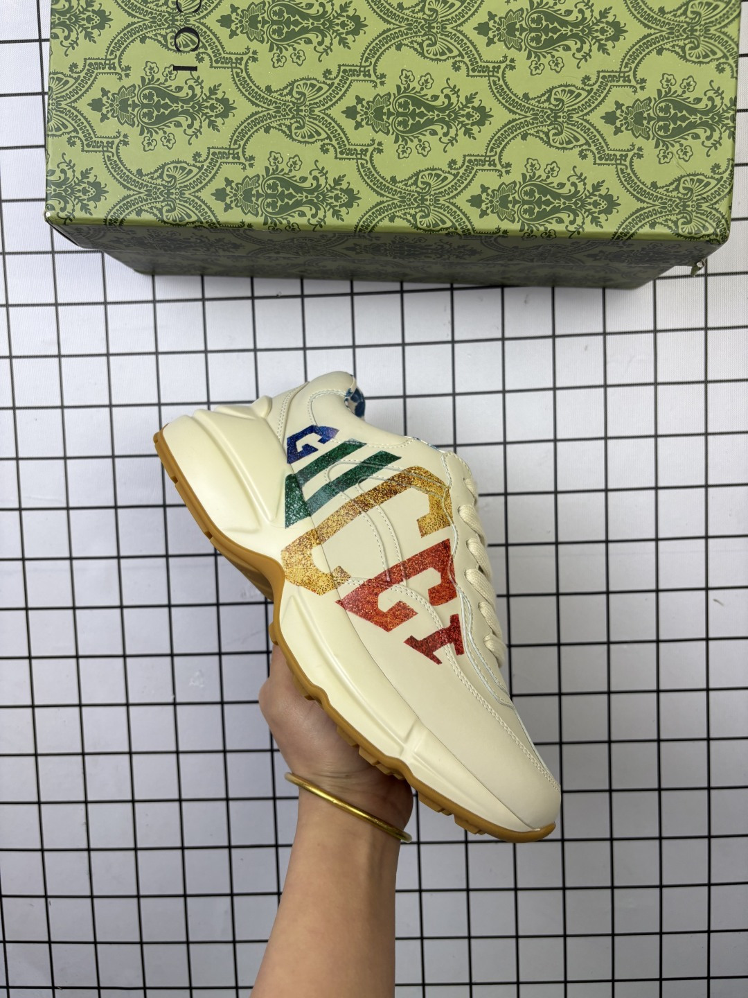 🈴💰160 公司级✅意大利时装奢饰品牌·古驰Gucci Rhyton Vintage 角状系列低帮复古厚底老爹风休闲运动鞋“象牙白长条绿红印花”500877 DRW00 9522 尺码：35-45 编码：698 产品细节 运动鞋采用厚实鞋底和沉稳结构的设计，以彰显复古风格，皮革经过精心处理，营造古旧效果。象牙色皮革经过处理，带有古旧效果 背面鞋底上压印Gucci标识 橡胶鞋底 5厘米