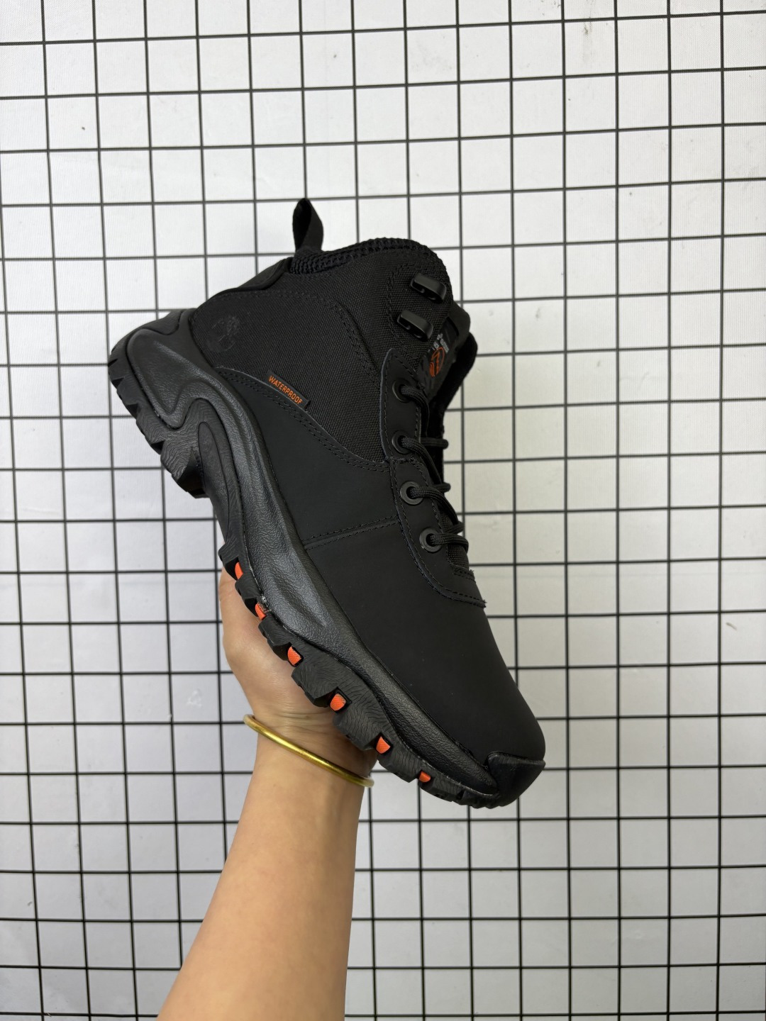 💰180
Timberland/添柏岚 男鞋采用绒面超纤革鞋面材质,外置耐磨防滑隔色橡胶大底❗️全球领先户外品牌·添柏岚Timberland Motion 6 Hiking 运动6代中系列中帮经典登山户外休闲运动工装靴
类型:男鞋
码数:40 41 42 43 44 45 46
编码足