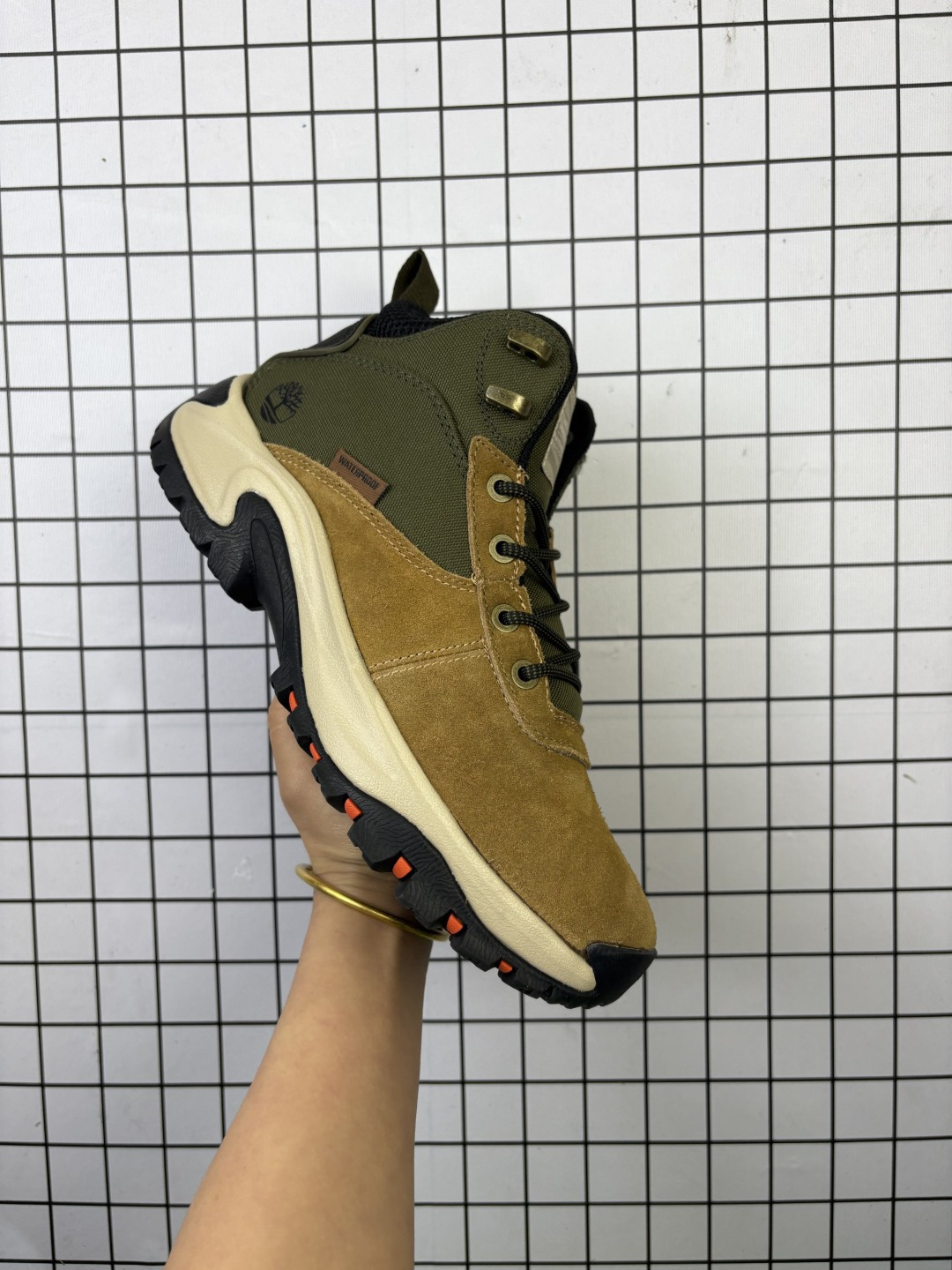 💰180
Timberland/添柏岚 男鞋采用绒面超纤革鞋面材质,外置耐磨防滑隔色橡胶大底❗️全球领先户外品牌·添柏岚Timberland Motion 6 Hiking 运动6代中系列中帮经典登山户外休闲运动工装靴
类型:男鞋
码数:40 41 42 43 44 45 46
编码足