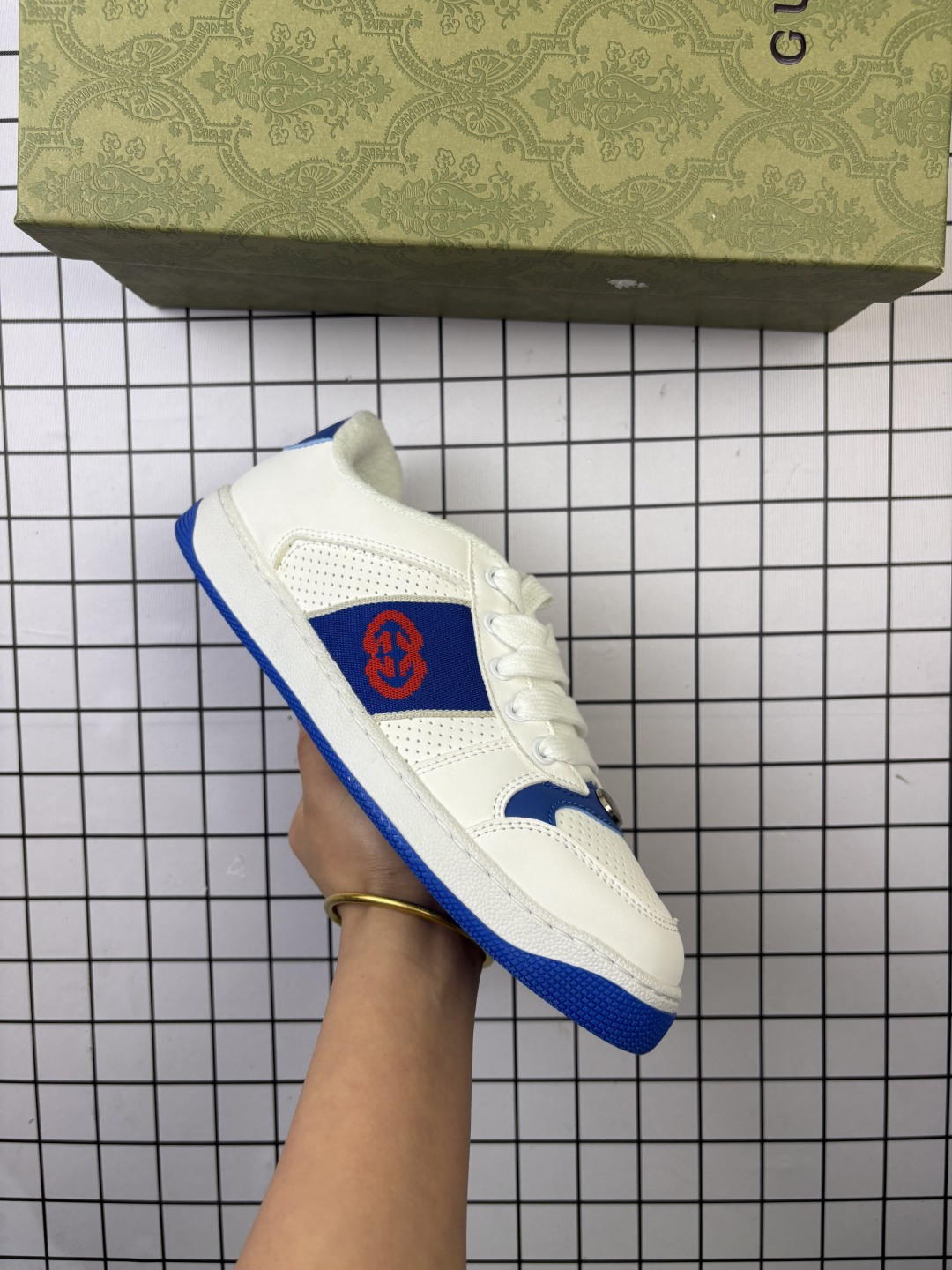 🈴💰105
GUCCI/古驰 广东 采用软质皮革组合提花帆布鞋面材质,内嵌超软皮EVA缓震脚垫,中底嵌入Boost爆米花缓震颗粒物料,外置防滑橡胶鞋底❗️意大利时装奢饰品牌·古驰Gucci Screener GG Low 系列低帮经典原型复古百搭老爹休闲运动板鞋
类型:男女鞋
码数:36 37 38 39 40 41 42 43 44 45
编码大Y